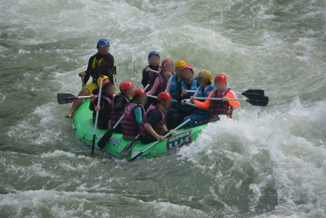 임수 on Instagram: "래프팅🚣🏻‍♀️ 인제 내린천 래프팅은 많은 사람들이 함께 한 보트를 타고 파도를 즐기며 노를 젓는 스포츠입니다 처음 보는 사람들과 함께 하니 기존 스포츠와 달리