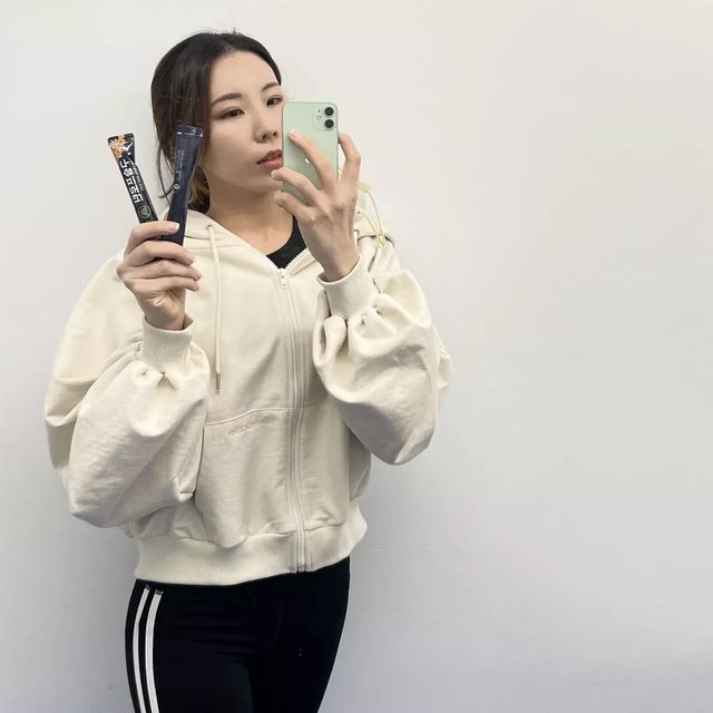 쩡미닝 on Instagram: "#광고 #구슬프로틴

폴댄스도 하고 헬스도 하는 단백질이 절실한 나에게 단비와도 같은 제품인 #구슬프로틴

건강기능식품을 만드는 리프타에서 나온 제품인데 한입에 털어먹을수 있어 간편하다 

거기다 한포에 10g이나 들어있는 하루에 두포정도면 모자란 단백질 다 챙길수 있음.😚

단백질 제품들은 특히나 그 특유의  비릿함이 느껴지는데 얘는 비릿한 맛도 없고 고급 유청 분리 우유 단백질이라 속도 편함👍 유당불내증으로 고생하는 분들도 섭취 가능하답니당.😆

HACCP 인증으로 믿을 수 있는 안전한 프로틴!
밑에 링크 타고 들어가시면 구매 가능하답니다😊

bit.ly/liftaofficial
.
.
.
#운동하는여자  #운동하는남자 #운동소통 #초간편프로틴 #프로틴 #단백질  #간편식단 #프로틴바추천 #보충제추천 #단백질추천 #보충제 #프로틴바 #단백질보충 #단백질보충제 #단백질쉐이크 #간편식단 #헬스 #필라테스 #등산 #요가 #테니스 #크로스핏 #다이어트 #식단 #바프 #바프촬영 #바디프로필 #헬스타그램 #다이어트식단"