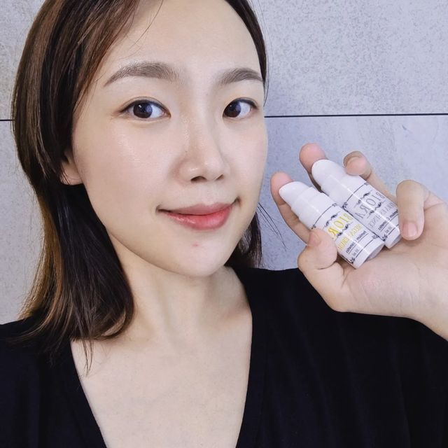 강현정 on Instagram: "#광고

시중에 나와 있는 기능성 화장품들의 메인 성분들이
거의 싹다 들어가 있는!!!!
지금껏 볼 수 없었던 그런 제품!
바이오라 메가세럼과 테라에센스❤️

상품, 포장, 케이스, 구성, 그리고 사용법이 적혀 있는 카달로그까지~
엄청 고급스럽게 되어 있어서 
소중한 사람에게 선물하기 딱인 제품인데요

고급원료들과 기능성 성분들이 가득 들어 있어서 그런지 
한 이주쯤 바르니까 피부 변화가 눈에 보이더라구요~
딱 얼굴에 바르면 진짜 마치 스펀지가 물을 흡수하듯
피부가 에센스를 싹 먹는 느낌인데
끈적임 하나없이 바로 스며들어요!!

초고농축 제품이라 한번만 펌핑해서 발라도 충분하구요
적은 양을 발라도 충분한 성분이 피부에 들어가기 때문에
거의 화장품으로 얻을 수 있는 최대치의 변화를 체감할 수 있지 않나 싶네요

그리고 제품 케이스에는 권장 소비자 가격이 45만원이라고 적혀있는데 
지금 네이버 스토어에서 바이오라를 검색하면 엄청난 파격가로 단기간 행사중이거든요
그래서 이번 기회에 한번 경험해 보시는것도 추천해요👍

#바이오라 #5중기능성화장품 #히알루론산 #레티놀 #글루타치온 #알부틴 #이데베논 #병풀추출물 #EGF #IGF #FGF #TGF #나이아신아마이드 #알파비사보롤 #마린콜라겐 #아데노신 #보톡스펩타이드 #쿠퍼펩타이드 #뱀독펩타이드 #프로폴리스 #리피듀어 #보르피린 #갈락토미세스 #알란토인 #시어버터 #판테놀"
