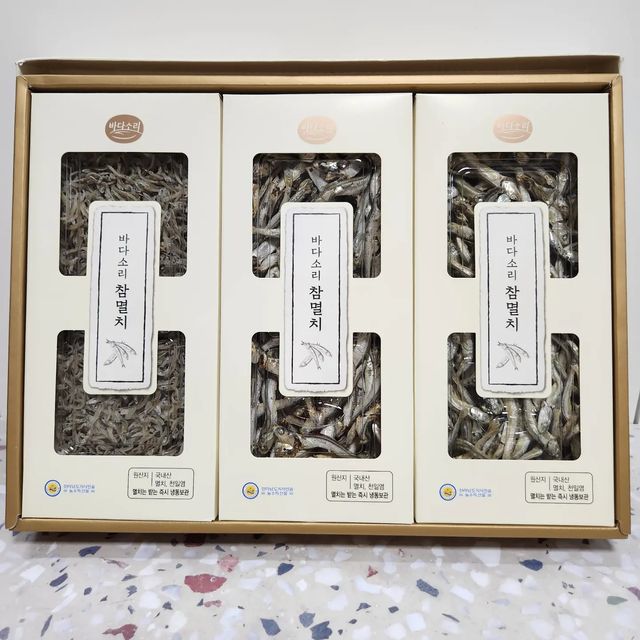 [ 서울맛집/부산맛집 ] 냠냠쩝쩝 상화❤️ on Instagram: "#협찬
✔️[바다소리] 자연애특선멸치✔️
고급스러운 자연애특선멸치세트❤
패키지가 예뻐서 이번 설날에 선물하기 너무 좋은 세트에요!!

멸치의 빛깔과 선도가 딱봐도 너무 좋은 💕 좋은 멸치라 국물 우리기도 아까웠어요 ㅎㅎ 그냥 고추장에 찍어먹어도 굿굿🙊

볶아먹을 수 있는 작은 멸치랑 큰멸치가 들어있어요ㅎㅎㅎ 떡국이랑 멸치볶음 바로 뚝딱 완성😉
이번 설날에는 영양만점 멸치 선물해보세욧🙂

▶https://bit.ly/3Ch35of

#광고#멸치선물세트#선물세트#명절선물#명절선물세트#명절선물추천#설날선물#설날선물세트#설날선물추천#단체선물#기업선물#거래처선물#임직원선물"