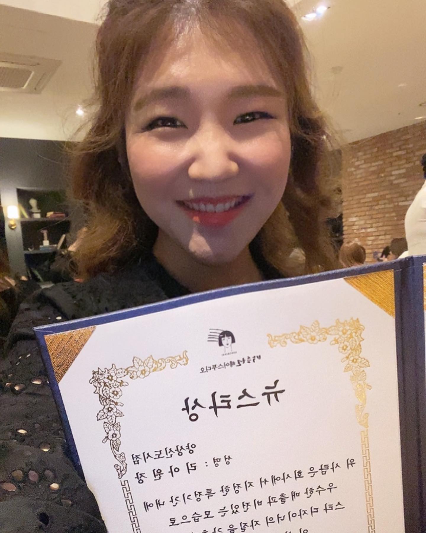 #신년회
#뉴스타상🏆 

“혜성처럼 나타나 …. ….!!!”

어릴때부터 나는 30대가 제일 멋있어 보였고 
내 인생의 30대가 제일 기대되었는데 🤭
더욱더 앞으로의 나의 인생이 기대되며 2막 시작🫶

노력은 배신하지않는다

상받으면서 느낀 감정 기록해놔야지

상주심에 감사하며!

“이 또한 지나가리”

 아무리어렵고 힘든일이 있어도 
그 상황또한 지나간다는 뜻이기도 하지만 
성공하고 기쁜일 또한 지나간다는뜻

성과에 도취되어 성장에 대한 노력을 멈춰서는 안된다는 
겸손한 마음으로 고민하면서 끊임없이 스스로를 다그치고 
또 다그치면서 선배, 후배들에게 더 나은 ,더좋은 선한 영향력을 끼칠수 있는 그런 헤어디자이너가 되겠습니다 💜
ㅡ 2023년의 민정

+ 지방내려와서 바득바득 살아내려고 독하게 일하느라 최근에 건강 문제로 심하게 고생해보아보니
정말 건강이 최고다 싶네💜

마지막은 만취되서 눈풀렷… 기분좋아❤️

#박승철헤어스투디오#박승철양산신도시#리아원장