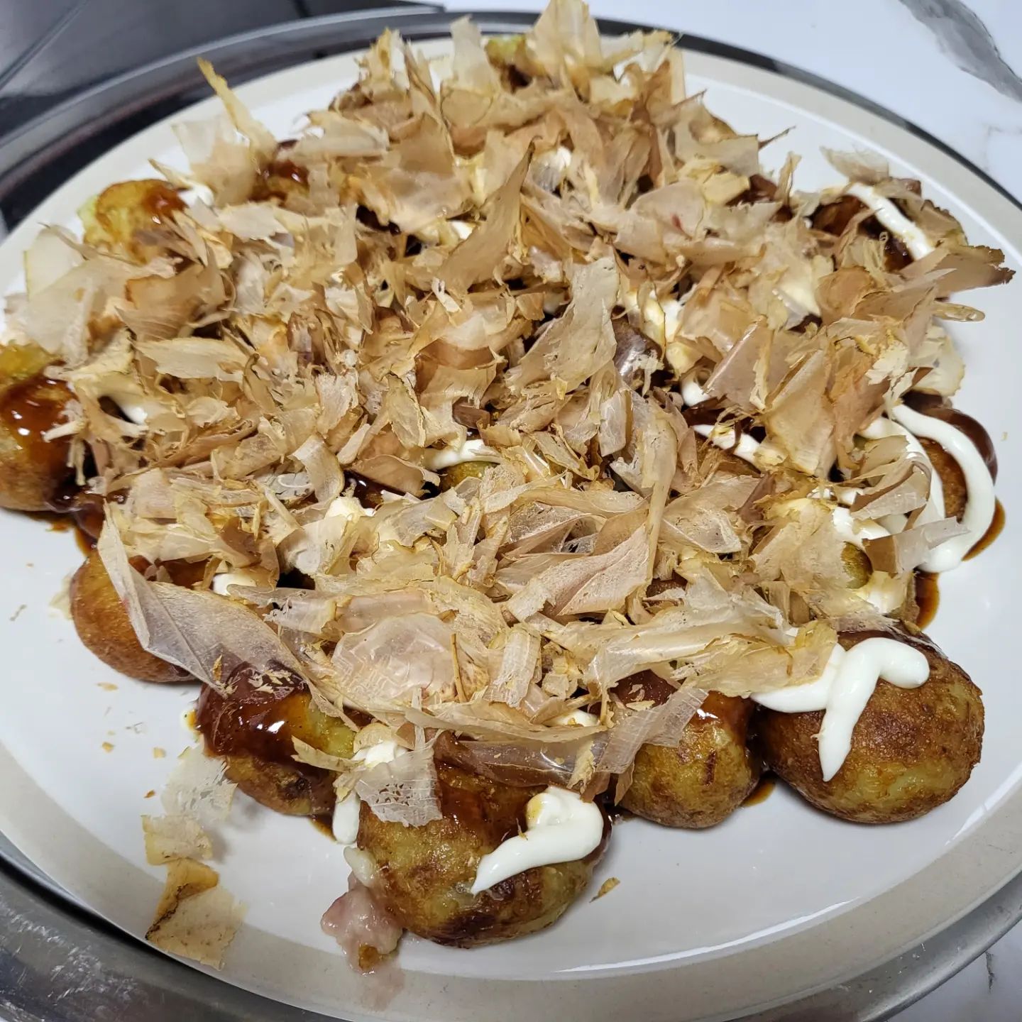 #노브랜드 에서 사온 타코야키!!
솔직히 기대안했는데 너무 맛있네요!
가격도 저렴하고
안에 들어있는 문어도 아주 실해요!
안에는 타코야키와 소스만 들어있어서 위에 집에있는 마요네즈 뿌리고 가다랑이포 올렸더니 완벽한 음식😉
#추천 드려용!!

#첫줄 #이마트 #타코야끼 #문어 #요리 #쿡스타그램 #푸드 #food #푸드스타그램 #foodstagram #좋반 #좋아요 #좋아요그램 #선팔환영 #소통 #선팔하면맞팔#먹팔 #멍팔