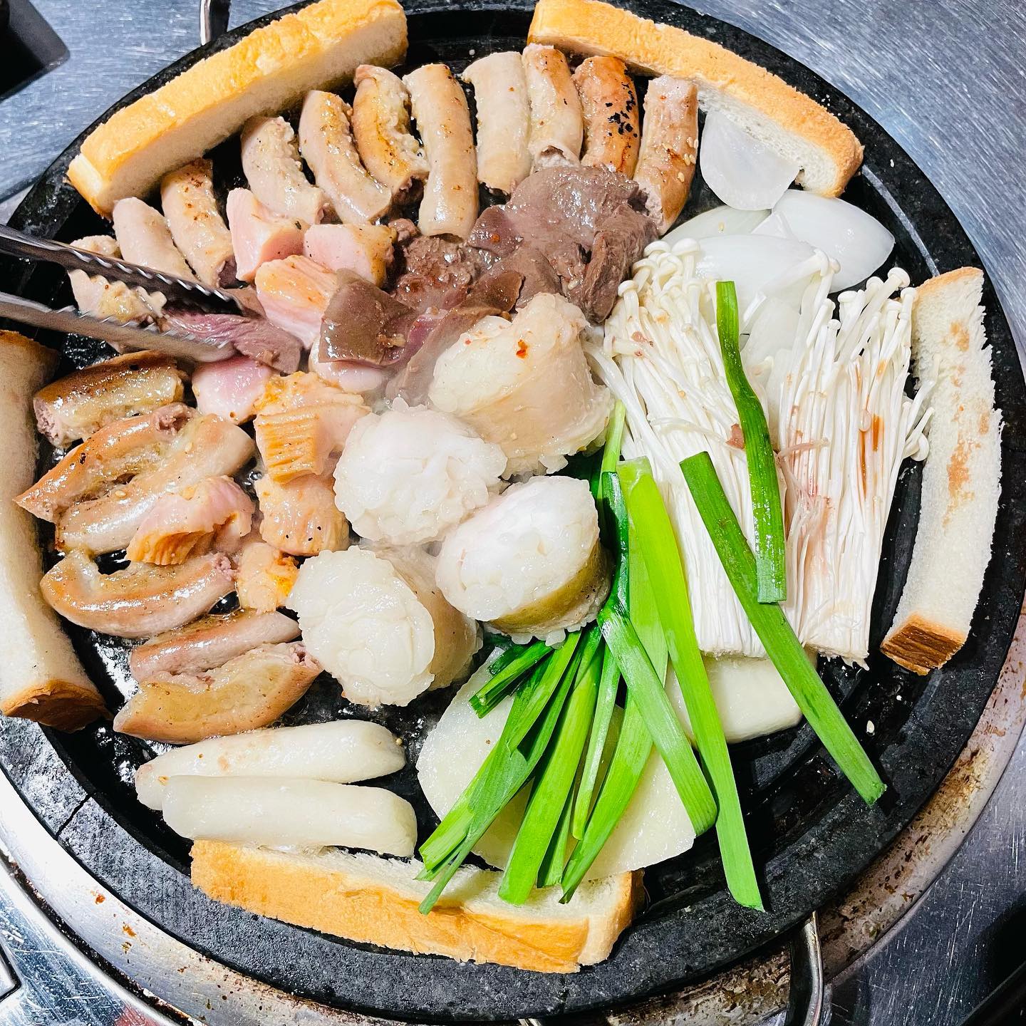 술 마시러 와따
여기가 마시써
난 곱을 좋아하네. . .
오늘 여기서 마음 치유 중.......
#면접의길
#수완지구곱창 #돌곱1991 #광주곱창