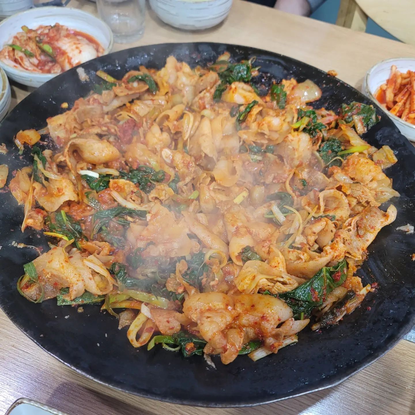 #잠실새내맛집 #장수식당 #오잇_잠실
새해부터 정신없이 일만하고 있는데 이럴때 퇴근하고 김치삼겹에 소주한잔 털어넣으면 그게 바로 행복인데요! 오늘따라 더 생각나네요~ 젓가락이 저도 모르게 사진으로 가고 있네요 ㅎㅎㅎ

장수식당은 허영만 선생님은 맛집으로 역시나 맛있네요! 믿음의 허영만 선생님!  김치삼겹 너무 맛있습니다. 젓가락이 계속 가요. 밑반찬도 다 맛있고 김치가 정말 예술입니다! 먹어보셔야 해요. 글로 다 적을 수 없어요. 마무리로는 볶음밥입니다! 가격은 1인분에 15,000원이고 기회되시면 가보셔도 좋을것 같아요~ 웨이팅은 각오하시고 가셔야 합니다. 가게가 크지 않아요.먹고싶다 김치삼겹! 

2023년 새해 복 많이 받으시고 열심히 먹부림 해보겠습니다! 피드 자주 놀러와 주세요 열심히 소통하겠습니다~~

네이버 검색창에 @오잇 검색하셔서 보시거나 혹은 프로필 링크를 클릭해주세요!
.
.
.
#음식스타그램 #먹스타그램 #먹스타맞팔 #먹스타맞팔환영 #김치삼겹살맛집 #김치삼겹 #잠실새내 #잠실맛집 #허영만식객맛집 #jmt #존맛 #존맛탱 #맛집 #맛스타그램 #소통환영 #소통 #선팔하면맞팔 #음식추천 #추천음식 #추천메뉴 #메뉴추천 #맛있다그램 #저녁 #저녁메뉴 #저녁추천 #푸드스타그램 #내돈내산