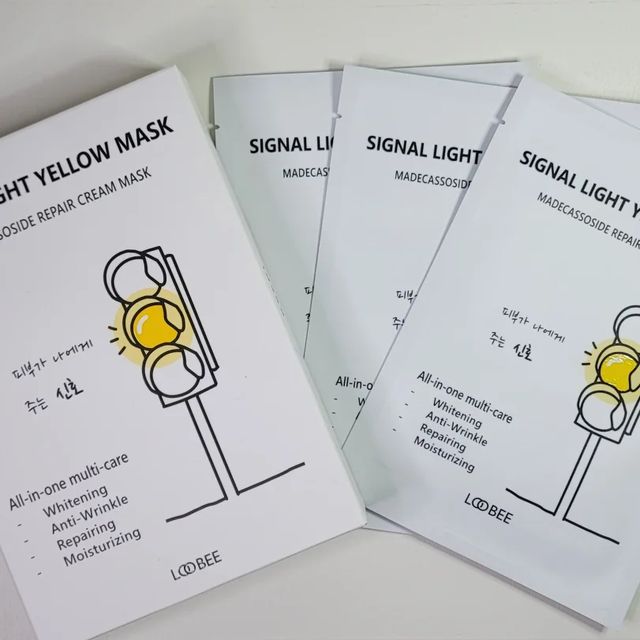 💜가밍💜 on Instagram: "#광고

👉🏽LOOBEE<signal light yellow mask(신호등 옐로우 마스크)>

크림 한통을 풍~덩 담은 찐 크림마스크!
🚦띵똥 루비이 신호둥 엘로우 마스크가 왔어요🤗
코시국에 민감해진 내 피부😧
이젠 신호등 마스크팩으로 해결 오케이👌🏽

✅️마데카소사이드 함유
👉피부에 촉촉하게 수분을 공급하여 보다 탄력있고 산뜻하게 만들어줘요

✅️나이아신아마이드 함유
👉미백 기능성 고시 성분으로 멜라닌 세포에서 각질세포로 멜라니즘의 이동을 억제하여 피부 미백에 도움

✅️아데노신
👉주름개선 기능성 고시 성분으로 아데노신 수용체와 결합 작용하여 콜라겐 합성을 촉진시켜 피부 주름 개선에 도움

💁🏽‍♀️노화라는게 얼굴에만 나타나는데 아니잖아요 ㅜ 특히 요즘에는 목주름도 고민인디 엘로우 마스크는 센스있게 목에도 붙일 수 있는 마스크팩이 함께 있어서 좋았어요!! 목 케어 뿐만아니라 턱 리프팅으로도 사용 가능하니 필요에 따라 골라쓰는 재미는 덤~🤭 피부에 착착착 달라붙어서 안떨어지니 붙이고서 집청소도 가능가능💚

✔️머리카락이 붙지않아서 좋아요

피부 미백/피부 재생/주름 개선에 도움을 주는 신호등마스크팩 엄지~척👍🏼

#신호등마스크팩#크림마스크팩#미백주름마스크팩#루비이마스크팩#신호등옐로우마스크#영양마스크팩#재생마스크팩#미백마스크팩"