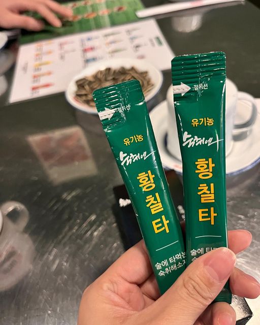 맹다린 on Instagram: "#광고지만 🫣 연초라 오랜만에 친구들과 모이는 약속이라 이 #숙취해소제 를 챙겨 갔는데요? 인삼나무라고 불리는 황칠나무가 들어가 있어서인지 알콜향이 살짝 날아가