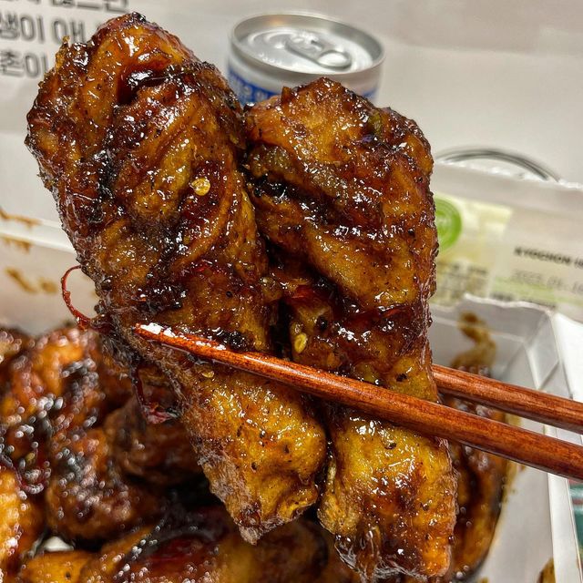 집밥•요리•레시피 ғᴏᴏᴅ ᴅɪᴀʀʏ✨ on Instagram: "#협찬 와… 교촌에서 제대로 일냈어요👍 
오늘 이거먹자~ 교촌 신메뉴 블랙시크릿콤보!!!

12년만에 출시된 교촌의 역작을 저도 한번 먹어봤습니댜!!
치킨 도착하자마자 냄새.. 미쳤습니댜👍
양념이 제대로 베여져 한 입 먹는 순간
멈출 수 없는 손과 입이였쥬 ㅋㅋ
한 번 먹자마자 달다구리 하면서 짭쪼름하며 매콤하기까지
중독적인 맛이 완전 제스타일!! 너무 맛있더라고요😋
제가 제일 좋아하는 닭다리와 윙봉 원없이 먹었답니댜!
내일 크리스마스 잖아요!! 닭다리 한번 뜯는거 어떠세유?🎄🎅

#교촌 #교촌치킨 #블랙시크릿콤보 #블랙시크릿 #단짠맵 #치킨추천 #치밥 #치킨 #치킨추천 #치킨맛집 #치킨스타그램 #오늘뭐먹지 #저녁메뉴 #크리스마스메뉴 #야식 #야식추천 #야식메뉴추천"