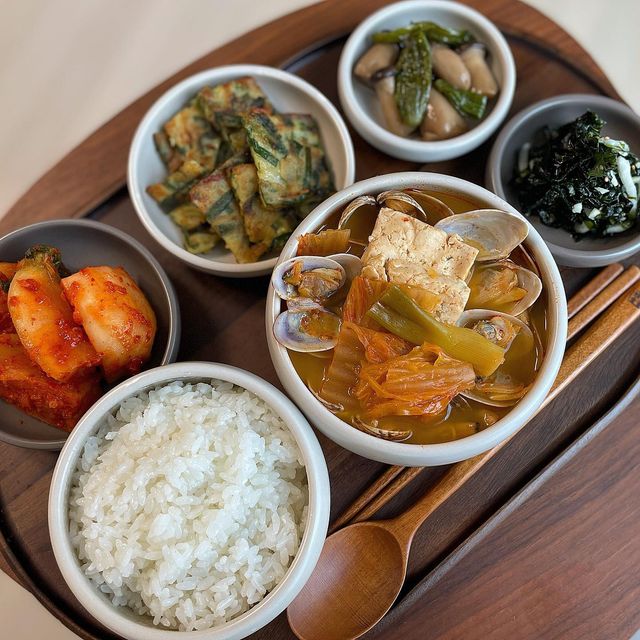 집밥•요리•레시피 ғᴏᴏᴅ ᴅɪᴀʀʏ✨ on Instagram: "#협찬 국물이 끝내주는 바지락김칫국 #황금레시피 
적당히 얼큰한 김칫국에 통통한 바지락 아낌없이 넣어서
푹~~ 끓인 바지락 김칫국!! 국물이 진짜 말도못해요..✨
초간단 레시피지만 든든한 한끼 식사로,
시원한 해장국으로도 정말 좋을 것 같아요!!!
레시피와 신선한 바지락 구입처 공유합니댜👇🏻👇🏻👇🏻

📌바지락 김칫국 레시피
▫️재료
신김치 1/4쪽, 바지락 한줌, 멸치다시육수 1.2L, 대파반대, 고춧가루 1개, 국간장 0.5스푼, 소금 약간

▫️레시피
1. 신김치와 대파를 먹기좋게 총총 썰어준다. (기호에 따라 고추를 넣어도 돼요)
2. 다시육수 1.2L가 끓어오르면 김치와 고춧가루를 넣어준다. 
3. 팔팔 끓어오르면 바지락을 넣는다.
4. 불을 살짝 줄이고 푹푹 맛있는 맛이 우러나도록 끓여준다. 
5. 소금으로만 간을 해도 되지만, 기호에 따라 국간장 0.5스푼 정도를 넣어도 좋다.
6. 마지막에 대파를 넣어주면 완성!!
(저는 두부도 넣어줬어요😋)

** 바지락으로 할 수 있는 맛있는 요리가 정말 많은데요! 싱싱한 바지락이 1kg에 5천원대라서 구입 후 사용할만큼 얼려놓고 활용하시기 좋을 것 같아요😋
📌 바지락 구입은? 👉 @and_the_table 

#j레시피 #j레시피_바지락김칫국

#바지락 #바지락요리 #바지락김칫국 #바지락국 #바지락술찜 #해장국 #집밥 #집밥요리 #집밥메뉴 #한상차림 #혼밥 #혼밥메뉴 #남편 #남편밥상 #점심메뉴 #한식 #한식맛집 #건강밥상 #건강식단 #레시피 #레시피공유 #레시피북 #밥상일기 #황금레시피"