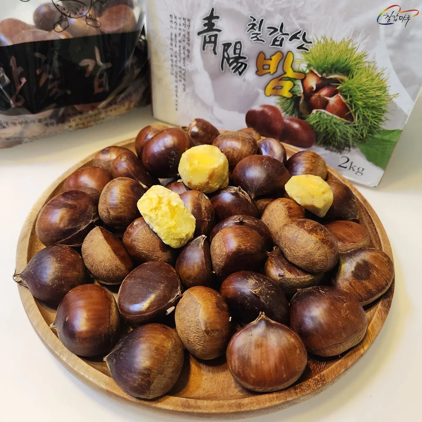 껍질이 잘 벗겨지는 속이 꽉 차고 맛있는 밤😍
#유기농밤 #아람농장

오랜만에 밤이 생각난 나는 괜찮은 제품을 찾다가 아람농장의 밤이 5만평 규모의 밤 전문 농가에서 친환경으로 키웠다고 해서 관심을 가졌는데🤗

일댜 배송도 무척 빨랐고 워낙 촉촉하고 달콤한 옥광밤이라 그런지 까서 생으로 먹어도 무척 맛있었다😙

그대로 냄비에 30분 정도 쪄서 5~10분 정도 뜸을 들여먹으니 너무 고소하고 포슬포슬해서 앉은 자리에서 밤을 다 먹어버리고 말았는데 껍질이 생각보다 잘 까져서 좋았다💘

(청양밤은 숙성할수록 단맛이 증가 된다던데 너무 맛있어서 다 먹었다는 게 함정🤣)

다음번에는 사다가 군밤을 해먹어야겠다☺️

💟 청양아람 농장 밤
💟 밤이면밤마다
💟 네이버스토어 

#알밤 #햇밤 #청양밤 #옥광밤 #맛있는밤 #군밤 #캠핑음식 #군밤만들기 #찐밤 #밤요리 #먹스타그램🍴 #먹팔해요 #먹팔맞팔