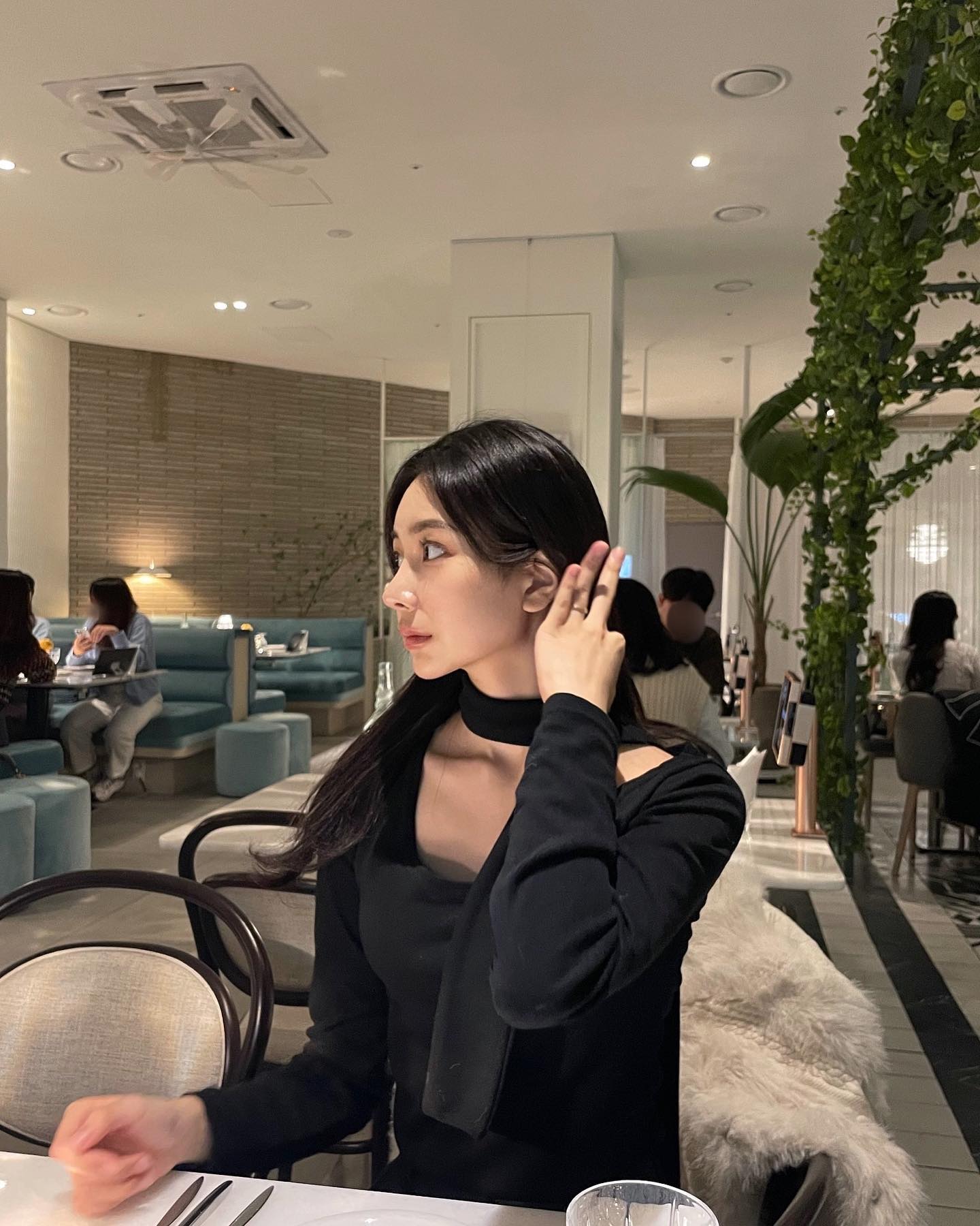 머리 넘기면 손이 왜저럴깡 ??