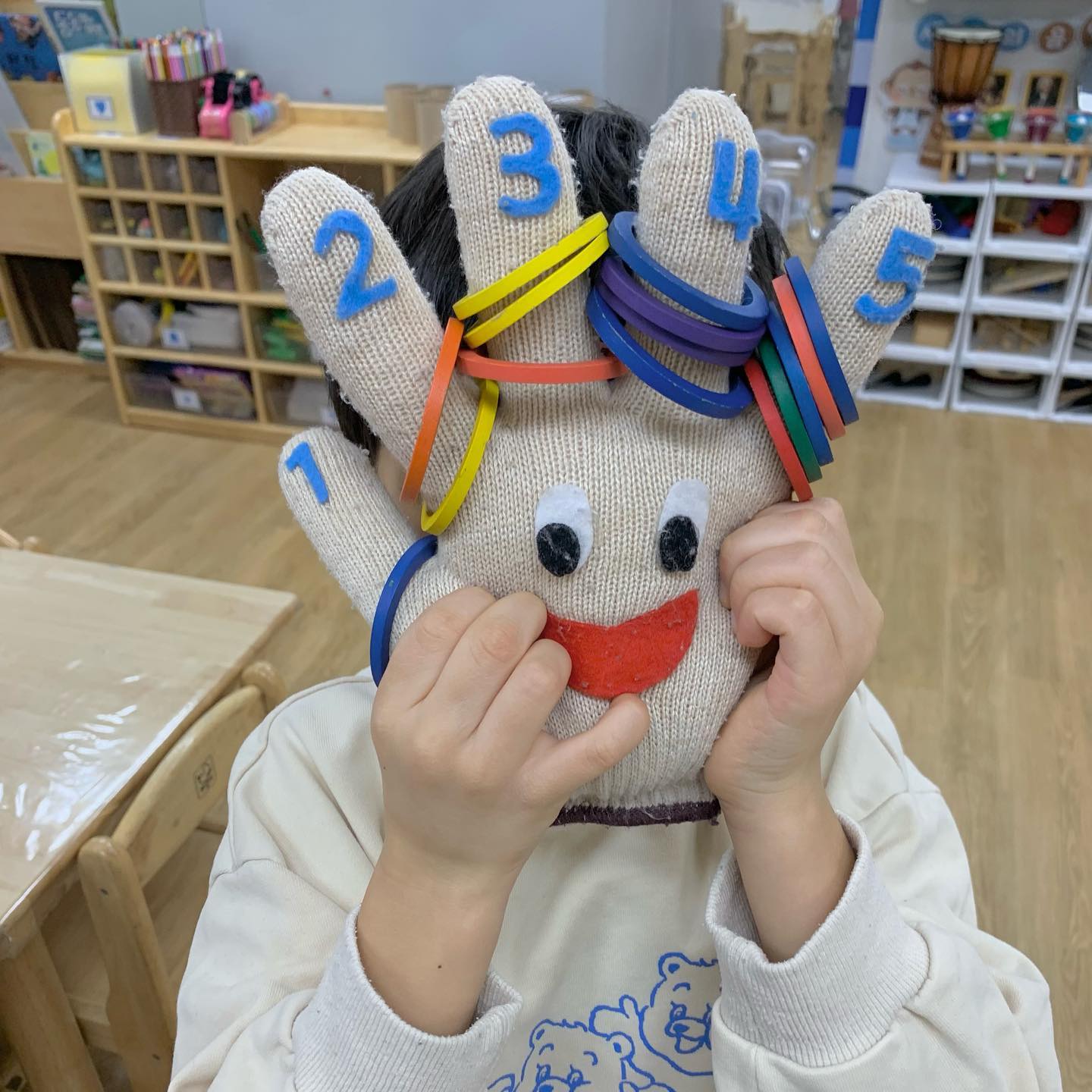 장갑으로 숫자놀이를 해요👋🏻

파랑이들이 한살 더 크고
제일 많이 하는 말이 있어요

👧🏻👦🏻 : 형님은 다 잘하죠? 씩씩하죠?

한살 더 형님이 되어 행복한 파랑이들
최근 더 관심을 보이고 있는 것은 한글과 숫자➰

홍티가 전부터 사용했던 숫자 놀잇감을 소개합니다

장갑 안에 솜을 가득 채워넣고 
입구부분은 글루건으로 막아주세요

손바닥부분에 펠트지로 
눈코입과 숫자를 붙여주면 완성✂️

손가락을 접으면서 숫자놀이해도 좋고
홍티는 고리링을 손가락 숫자만큼 끼워 넣을 수 있게 해주었어요

어떤 형태로도 유아가 즐겁게 놀이한다면 굿💙

파랑이들은 손바닥인형으로 
촉감놀이도 하고 수조작놀이도 하고 역할놀이도 한답니다👧🏻👦🏻

#홍티놀이 #놀이중심교육과정 #숫자놀이 #숫자교구 #손가락인형 #생활도구교구