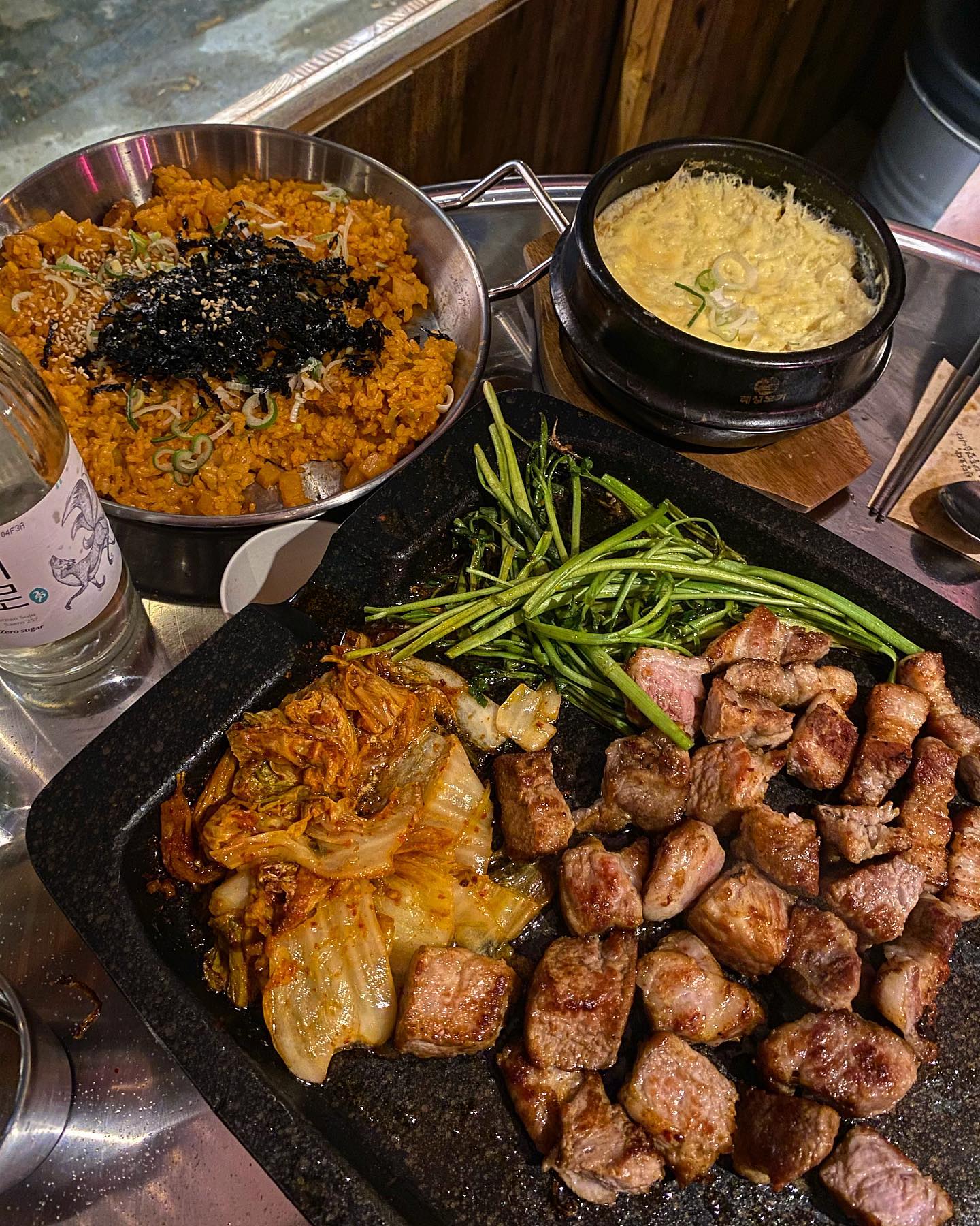 #협찬 #고기꾼김춘배
⠀
✔️ 목살, 삼겹살
✔️ 깍두기볶음밥, 계란찜
⠀
홍대 고깃집하면 가장 먼저 떠오르는 고기꾼 김춘배🐷
이번에 새로 오픈한 숲길점 누구보다 빨리 다녀온 후기!
요긴 진심 소고기부터 돼지고기까지 다 맛있다는 ,, 🤍
⠀
이번엔 목살 2인분 + 삼겹살 1인분 주문했어욤 !!
두툼한 목살 육즙 보이시는지..? 이렇게 두툼한데
질기지 않고, 쫄깃하면서도 육즙이 가아득— (*☻-☻*)
삼겹살은 진심 말모말모 탱글탱글한게 미쳤답니다..
⠀
절대 빠질 수 없는 사이드까지 조져벌이기. 필수.
깍두기볶음밥, 계란찜, 차돌된장찌개, 반반냉면까지
사이드 라인업 미쳤구욘..? 제가 한번 다 먹어봤숨다 ㅋ
하나하나 말이 필요없이 졸맛태앵,,, 😋♥️
특히 깍두기볶음밥은 처음부터 주문해서 고기랑 먹구,
마지막에 불판에 볶아서 k-디저트 제조하면 쵝오 !
⠀
진심 그냥 모든 메뉴가 졸맛이랄까욥 ,,, ? ♪( ´θ｀)
조만간 신촌을 평정할 고깃집으로 자리할 듯 합니닷
오픈이벤트로 고기듬뿍 차돌된장찌개 서비스 중이니
고기 땡길때 꼭꼭!!!! 한번 방문해보세요 🐷♥️♥️
⠀
🐷 고기꾼김춘배 숲길직영점 🐷
⠀
#해니_신촌 #해니_홍대