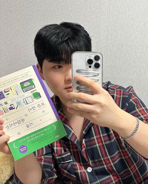 @kxxeoz on Instagram: "#광고 너를위한 출판사에서 “모든것이 괜찮아지는 기술“ 이라는 책을 보내주셨습니다! 세계적인 멘탈리스트 데런 브라운이 알려주는 불행 피하기 연습 내 이야기에 저