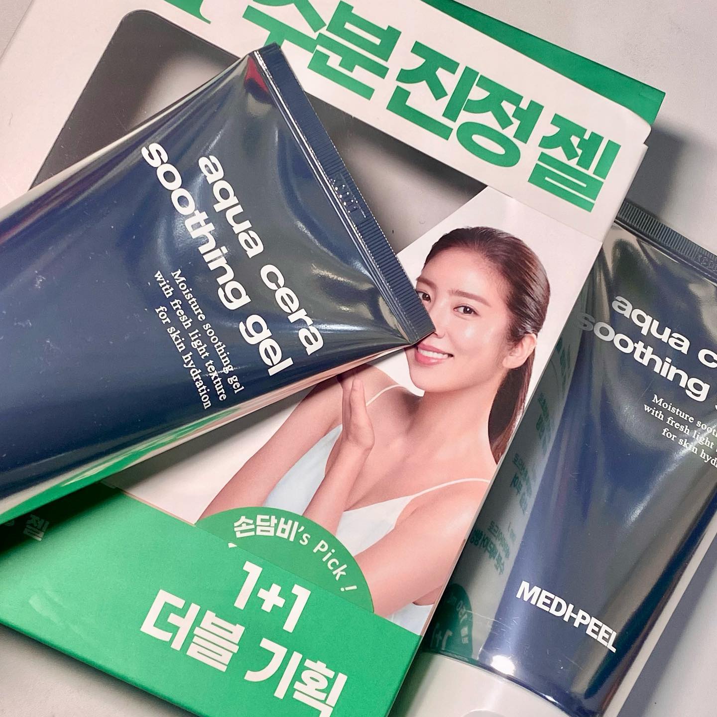 #협찬#메디필수분진정젤

청정 제주에서 자란 어성초 91% 청량한 수분감으로 빠른 진정 케어가 가능한 수분 젤이에요 💚😆

수딩젤이라서 피부 진정에도 용이해서 팩으로도 사용하기 좋아요 ㅎㅎ 

여름에 울긋불긋해진 피부를 진정시키기 너무 좋을 것 같은데 지금이 겨울이라도 마스크때문에 진정이 필요한데 딱 좋은 것 같아요 😳

용량도 많고 , 2개 기획 상품이라 또 마구마구 바를 수 있어 너무 좋습니다 ,,❤️

저처럼 지성인 분들은 크림 대신 사용해도 좋을 것 같아용 >_<#협찬 #메디필 #medipeel #아쿠아세라수딩젤 #진정젤 #수딩젤 #얼굴열감수딩젤 #제주어성초 #어성초팩 #수분진정 #피부휴식 #진정팩 #수분크림 #물광메이크업 #수딩젤추천 #롯데마트 #롯데마트추천템