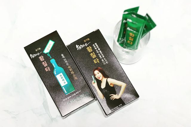 박소윤 on Instagram: "#광고 #광고 #숙취해소제 #숙취해소법 #숙취해소 #소주숙취해소제 #음주후숙취해소제 #숙취해소제추천 #숙취해소제소주 #음주전숙취해소제 #숙취해소제언제 #황칠타 #황칠코리아 #인삼나무 #숙취제 #소주에타먹는숙취해소제

숙취로 늘 고생했는데, 이젠 그럴 필요없어요!! 
황칠타 숙취해소제 덕분에 숙취 문제없어요!!
음주전 1포 마시고, 술에 타서 마시고 술을 마신건지 안 마신건지
모를정도로 깔끔하답니다.

✔황칠나무는 나무계에 인삼이라 하여 인삼나무라는 별칭을 가진 황칠나무는 만병통치약인 셈이죠.
황칠나무의 잎에는 비타민C와 타닌 성분이 많이 함유되어있고, 인삼이나
산삼에 들어있는 사포닌성분도 많아서 예로부터 약재로 사용되어왔고 다양한 효능이 있습니다.

✔황칠나무의 효능
혈관건강, 간기능개선, 면역력강화, 항암효과, 당뇨개선, 뼈건강, 남성 여성 방광기능 개선, 불면증 해소, 심신안정, 피부미용 등 다양한 효능을 가진 인삼나무입니다. 

✔인삼나무에서 나오는 진액 느낌이고, 마치 한약을 먹는 듯한 느낌이에요. 그만큼 몸에 좋은 거란 뜻이겠죠~!! 

✔예로부터 약용으로 유명하며, 인삼나무 또는 만병통치약으로 알려진 황칠나무

✔황칠나무(인삼나무)는 즙으로 먹거나, 차로도 즐길수 있으며, 술도 담가 먹을수 있다고 하네요. 

✔음주 전/후로 한포씩 마셔주는 인삼나무 숙취해소제, 이만한 숙취해소제도 없는거 같네요. 잦은 술자리에 숙취로 고생하지 마시고 이제 인삼나무 숙취해소제로 해결하세요.

✔체험단에 선정되어 제품을 무상 제공받아 직접 체험후 작성한 후기입니다. 

@hwangchil_korea"