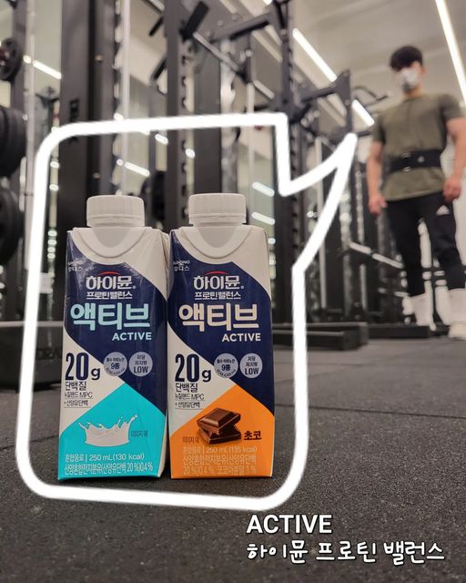 엄상우 on Instagram: "#협찬

오랜만에 탱하👋👋

하이뮨액티브체험단2기로 선정되서
오늘은 제품리뷰를 하게되었어요(박수👏👏👏)

하지만, 나 헬탱이 협찬이라고 절대 잘써주지않아
찐리뷰라구‼️‼️

[하이뮨] 프로틴 밸런스 액티브 (밀크)
[하이뮨] 프로틴 밸런스 액티브 (초코)

종류는 ✌️두가지✌️인데, 하나씩 말하자면

📌밀크는 처음먹어보는 맛인데 약간 부드러운 애니타임맛?인데 고소하고 깔끔한게 아주 내 입맛에 딱인데 부모님도 너~무 좋아해요.

보통 어른들은 단거 안좋아하고 프로틴이라면 거부감이 있어하는데 그런거 전혀없이 하루 1개씩 꼭 드시구요.

📌초코는 다른제품이랑 맛에서는 큰 차이가 없는데
무게감이 덜해서 목넘김이 가벼워서 먹기좋아요.

📌단백질 / 아미노산9종 / 비타민 / 미네랄은 더하고
📌당 / 지방 / 락토오스는 낮췄으니

👉하이뮨 프로틴 밸런스로
균형있고 건강하고 맛있게 액티브한 라이프 즐겨요🤍

#하이뮨액티브 #하이뮨액티브체험단2기 #하이뮨고단백음료 #20g고단백드링크 #단백질음료 #편의점단백질음료"