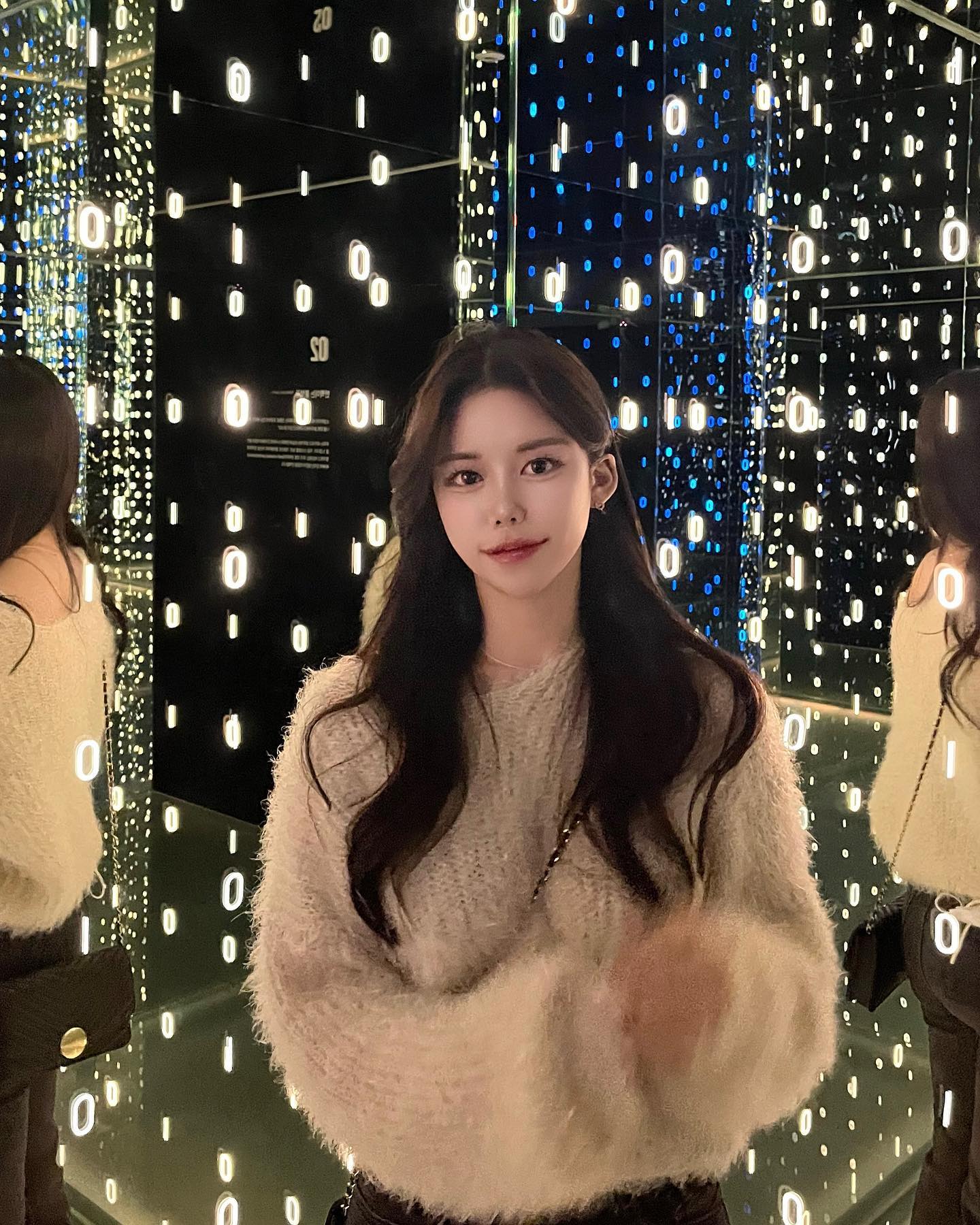 난 연말이 제일 좋앙 ✨💫
#happynewyear 

.
.
.
.
#좋아요반사 #좋아요 #좋아요테러 #좋반테러 #좋반 #좋반사 #맞팔해요 #소통해요 #맞팔환영 #선팔하면맞팔 #셀스타그램 #followforfollowback #likeforlikes #likeforlikeback #얼스타그램 #일상 #연말룩 #전시회 #전시회추천 #로그아웃 #로그아웃전시회 #성수동카페 #성수 #좋테 #데일리룩 #f4follow #팔로우미