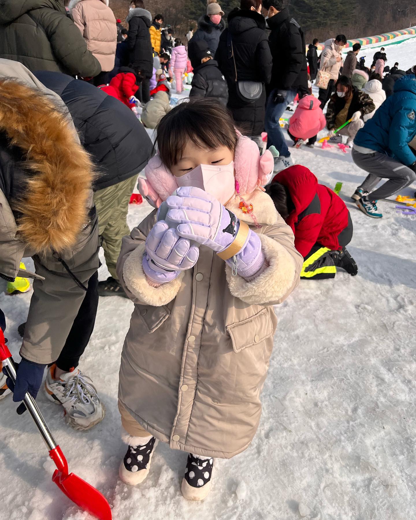 #자수정동굴눈썰매 #눈썰매 #주말기록 #6세 #친구들과오빠랑 #즐거운주말

행복했던 지수의 주말 ♥
은결이네랑 지호네랑 ^^