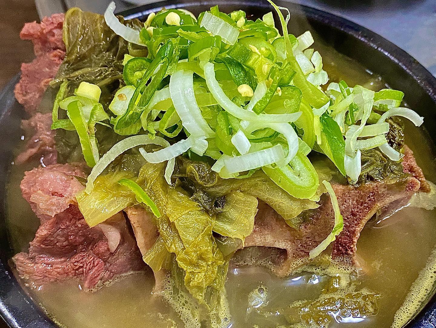 #빵미먹부림 
<#대화정진짜해장국>_동대문역사문화공원역

추운 날씨에 뜨끈한 국물이 떠올라서 찾은 동역사 맛집🤤 평일 저녁 시간대에 갔는데 15분 정도 대기하고 들어갔어요. 최자로드에도 나왔다고 해요!

✔️진짜 해장국(특)
진짜 해장국 특은 뼈+선지+우거지가 가득 들어가 있어요! 국물이 된장 베이스여서 해장할 때 빨간 국물은 부담스럽고 하얀 국물은 심심할 때 생각날 것 같아요👍 파, 다진 고추, 다대기를 따로 주시는데 꼭 파랑 고추 가득 넣어서 드세요!! 맛이 풍부해져서 더 맛있어져요(⁎⁍̴̀﹃ ⁍̴́⁎)

🍴 서울 중구 장충단로 249-20 1층

#동역사맛집#동대문역사문화공원역맛집#동대문맛집#진짜해장국#최자로드#해장국맛집#서울맛집