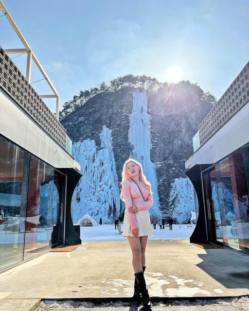 여행하는➰노햐 on Instagram: "인생샷을 찍고 왔어요..,.📸
다 똑같은 사진이지만 못버리고 업뎃🥹
내가 나를 너무 사랑하네....🙃♥️

제 사진의 90%는 저희 엄마가 찍어주시는데
처음엔 인증샷만 찍어주더니 이제는 자꾸만 인생샷을......😍

빙벽이 너무 멋진 카페에서 
인생샷 찍고 오세여...😋

📍스톤크릭
이전 영상 참고🫶🏻

#노햐_강원도 #노햐_원주 #원주카페 #원주스톤크릭 #스톤크릭 #원주빙벽카페 #빙벽 #빙벽카페 #카페 #카페추천 #카페기록 #카페소통 #카페투어 #카페데이트 #데이트 #예스키즈존 #아이와갈만한곳 #썰매가능👌"