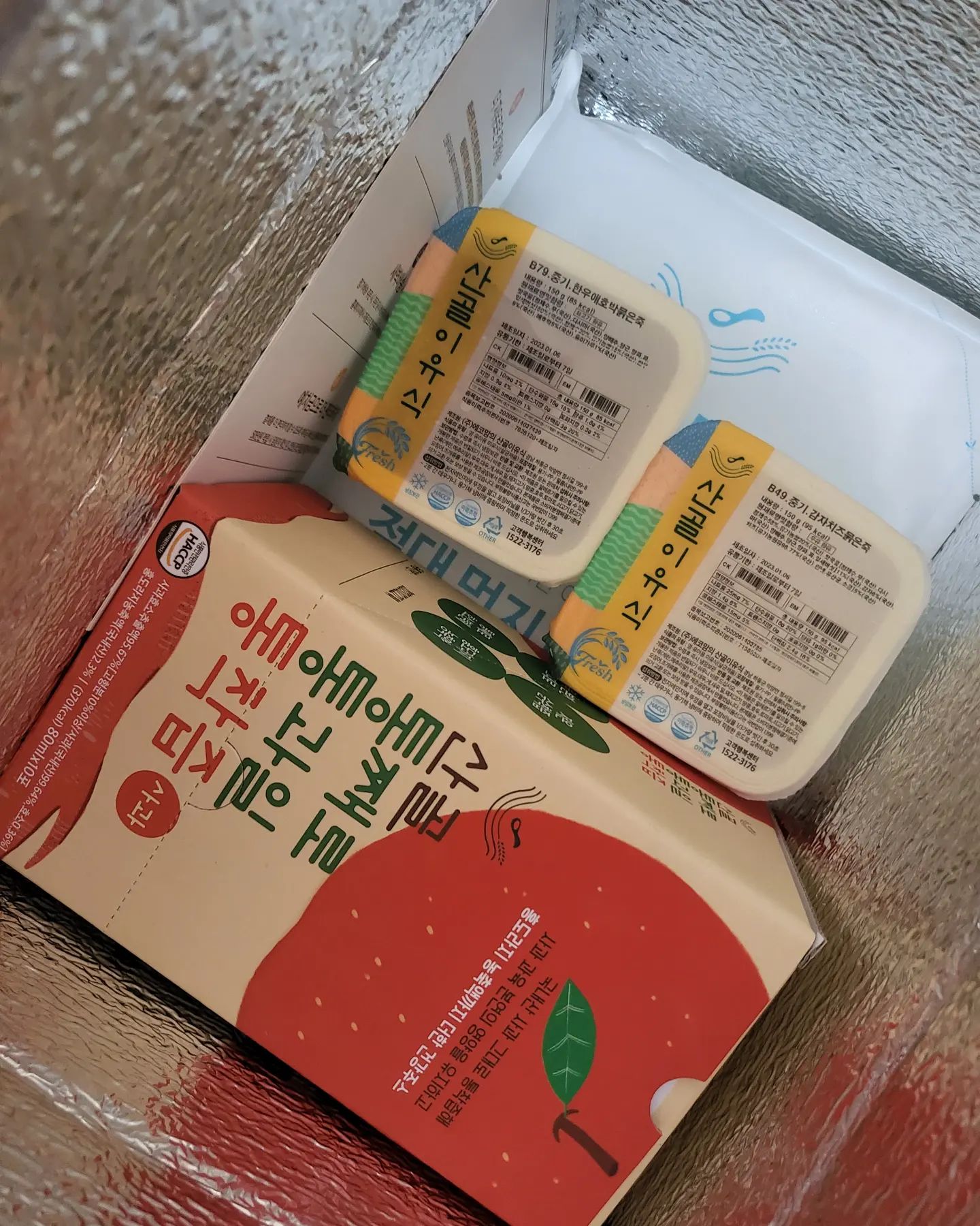 꾸덕해서 우래기가 좋아함😉❤️
체험팩만 시켰는데도 사은품으로 사과주스가 오는 센스!!🤭🫢🤭🫢🤭🫢
박스가 그 자체로 보냉백이 되는 신기함😗
#산골이유식새출발 #산골이유식후기 #산골이유식체험