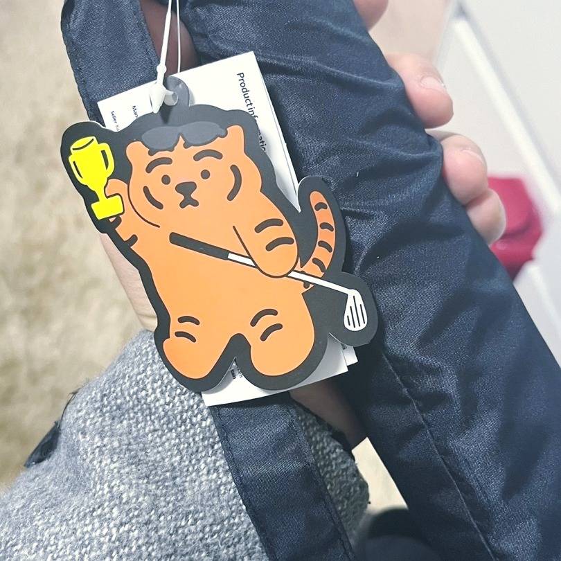 봄비가 올 걸 알기라도 한것처럼 얼마전 집으로 온 택배📦

큼직한 크기의 골프우산에 내가 좋아하는 무직타이거가 땋!! 
그립도 가죽으로 꼼꼼하게 바느질 되어 있고 멜 수 있는 스트랩도 있어 필드 나갔을 때도 야무지게 쓸 수 있을 것 같아. 당분간 예정은 없지만 비는 종종 올테니 잘 쓰고 다닐께요, 고마워💜

 #무직타이거 #골프우산 #카카오골프
