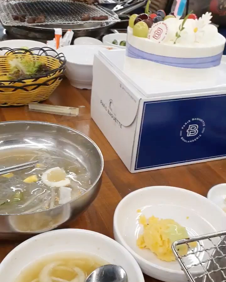 순식간에 지나간 나의26번째생일❤️
가족들과 함께 생일파티 정말 행복했다☺️(진짜 시작은 주말ㅋㅋㅋ)그래도 엄마 남편 셋째동생 막내동생 우리공주 덕분에 재밌고 잊지못할 생일파티🎉 고기도 먹고 케이크두 먹구 마지막 노래방까지 ㅋㅋㅋㅋㅋ아 왜케 우리웃긴건뎈ㅋㅋㅋㅋㅋ재밌게 해줘서 즐거운추억만들어줘서 고마워 제일 사랑해 남편❤️
.
.
.
.
.
.
#생일 #26번째 #가족들이랑 #서서갈비 #귀빠진날 #추억 #생일스타그램ㅎ