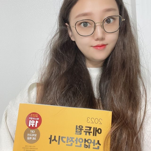 무해쀼💜파워J_8년차부부 ❥ on Instagram: "#협찬 #에듀윌 너무 좋은기회로 에듀윌에서 저에게 산업안전기사 자격증 교재를 보내주셨습니다!😆 산업안전기사는 제가 하는본업과는 또 다른 분