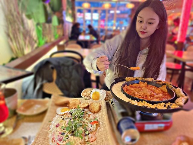 무해쀼💜파워J_8년차부부 ❥ on Instagram: "#협찬 언니랑 초지동에 있는 #안산발리다포차 에 다녀왔어요! 학원가기전 들리다보니 저희는 밥류로 시켰답니다! -발리국물떡볶이🥘 (다양한튀김