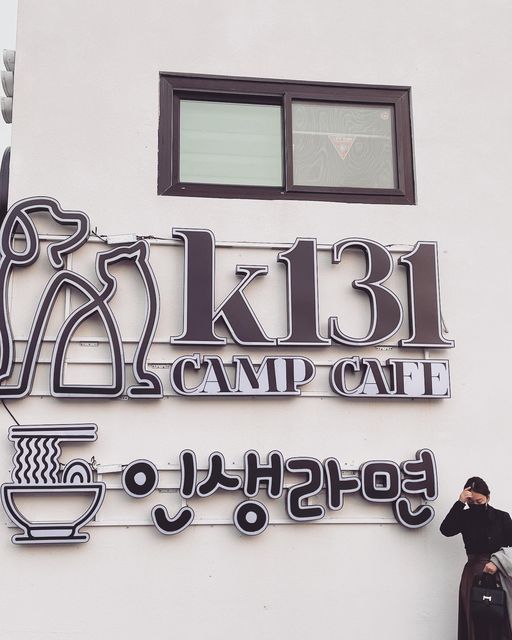 무해쀼💜파워J_8년차부부 ❥ on Instagram: "#케이131 #협찬 ⠀ 🏷️강화도 동막 해변 근처에 있는 오션뷰 카페에 다녀왔어요 :) ⠀ 캠핑 컨셉의 대형 카페는 처음이에요! ღ’ᴗ’ღ 💁🏻‍♀