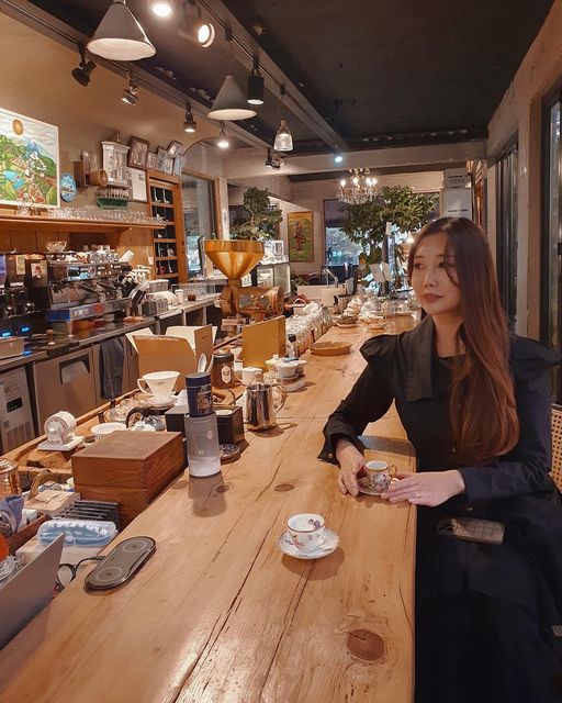 HAPPIE 양지원 on Instagram: "#협찬 @gabeeyang_cafe 

대한민국 커피성지중 하나인
가비양GABEEYANG ☕️

대기업 재벌들이 좋아하는 커피숍이라고 해서 예전에 와봤던 곳인데 😊
여전히 품격있게 핸드드립으로 클래식한 커피잔에 직접 가져다 주셨어요.

-다테하 마스터피스 스페셜티커피
은은한 허브향에 부드러운 산미감.
한국에서 파는 다테하 스페셜티커피 원두는 가비양을 통해서만 들어온다니깐 더 스페셜하게 느껴졌다는^^

-가비양 클럽 에디션 싱글오리진 커피
클럽맴버들에게 보내는 오늘의 커피같은거에요.
가비양클럽에 가입하면 가비양에서 엄선한 250g의 스페셜티 커피원두를 한달에 2번 정기배송을 해요.
그리고 매장방문시 10프로 할인도 해주고. 
이번 에디션은 가비양 콜롬비아
산미가 강하고 독특한 맛이에여. 솔직히 첨 맛보는 맛. 그동안 가짜커피만 마셔온 기분😅

-당근케잌
가비양은 케잌맛집이라 불러도 됨😋

-카눌레 
쫄깃,달콤 커피와 찰떡

바라스타가 직접 핸드드립하는거 보고싶어서 카운터 바에 앉았는데 
요자리가 진짜 명당같아요^^ 
토스카나 몬테풀치아노에 있는 카페에 와있는 기분
사진도 예쁘게 나오고 커피향도 너무 좋고
데이트할때 찜💗

가비양이 유명한 이유가 
친환경적인 농법으로 재배된 커피를 판매하는 레인 포레스트 얼라이언스 인증 브랜드이기도 하고요. 
그리고 중남미,아프리카등 직접 다니면서 선별한 최상의 생두만을 사용한다고.

커피에 진심이 가득 담긴곳❤️

#가비양 #핫플카페 #분당디저트 #분당카페 #서현카페 #서현동카페 #서현데이트 #서현데이트코스 #스페셜티커피 #커피맛집 #핸드드립 #스페셜티 #핸드드립커피 #커피정기구독 #친환경커피 #레인포레스트 #복합문화공간 #가비양클럽 #맴버쉽 #커피클럽 #gabeeyang #koreancoffee #몬테풀치아노 #토스카나여행 
#커피선물 #원두커피 
꿀팁: 차량이용시 주차장있음.
대중교통시 서현역 2번출구,서현도서관쪽.
주소:분당구 서현동182-1
귀여운 닭들도 볼수있음.
커플일경우 카운터바쪽에 앉길.
유럽여행온 기분임.
가비양 정기간행물 꼭 챙기길.
커피스토리도 잼있고 신문이 예쁨.  들고있는 인증샷 꼭 찍어야함."