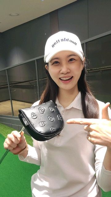 @bnr.kim on Instagram: "#제품제공

퍼터 커버가 다 뜯어지고 너덜너덜했는데🤣🤣
드디어 퍼터커버 바꿨어용❤❤

고급스러운 검은색이라 깔끔하고 너무 좋네요🙈🙈

저도 드라이버커버 제가 사기도 하고 선물도 받았는데 퍼터커버는 처음 바꾸거든요 ㅎㅎ🎁🎁

가격도 너무 착하고 선물용으로도 너무 좋을 것 같아요💕💕 

데일리오니 퍼터커버 좋은 점 정리해보면요🙆‍♀️🙆‍♀️

☝️내부 안감이 보들보들 헤드를 잘 보호해주더라고요!
✌️말렛 블레이드형 둘 중 선택 가능해요! 
🤟 스컬 디자인 깔끔하고 고급스러워요!

아래 계정으로 구경 고고씽해보세용🥳🥳
다른 귀요미 커버들도 많아요🤗🤗

@daily_oni_ 

다들 멋진 금요일 그리고 주말 보내세용🎉🎉

#광고#데일리오니#퍼터커버#퍼터커버추천#자석퍼터커버#반달퍼터#일자형퍼터#아이언커버세트#아이언커버세트추천#해골퍼터커버#해골아이언커버"