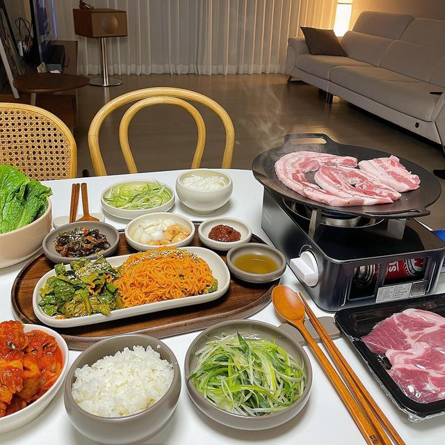 집밥•요리•레시피 ғᴏᴏᴅ ᴅɪᴀʀʏ✨ on Instagram: "#광고 맛없을 수 없는 조합 김치삼겹 ✨
사진 끝까지 보셔야해요! 군침보장입니댜😋
비오는 날 지글지글 삼겹살!! 아시죠~?
오늘은 집이 맛집! 이렇게 꼭 드셔보세요🫶🏻
고기만 올렸을 뿐인데 벌써부터 냄새 장난 아니고요…
고기 기름에 김치 올려 볶아주니 너무 맛있어요.❤️
미나리랑 두부 함께 구워도 정말 맛있을 것 같아요😄

무엇보다 고기가 기가막혔습니댜!!
갓잡은 초신선 돼지고기 1등급 이상 한돈이라 그런지 맛이 최고야..🫶🏻 신선한 고기와 함께 보내주신 곁들임 패키지(참깨, 허브솔트, 참소스)로 정말 맛있고 든든한 한끼 먹었네요! 
(두팩 준비해놓고 많은 양에 배불러서 한팩만 먹었다눙🤗)

📌맛있는 돼지고기 구입은? 👉🏻 @allout_meal
** 1+1 이벤트와 첫 구매시 무료배송 쿠폰 이벤트 진행중이라고 해요😋 초신선 돼지고기 600g이 만원대!!!!! 일단 먹고보쟈!!

#한끼승부#초신선#국내산돼지#캠핑고기#온라인정육점#돼지고기추천#한돈요리#한돈레시피#한돈추천#한돈#저녁메뉴추천#저녁에뭐먹지 #밥상 #집밥 #메뉴 #고기스타그램 #집들이음식"