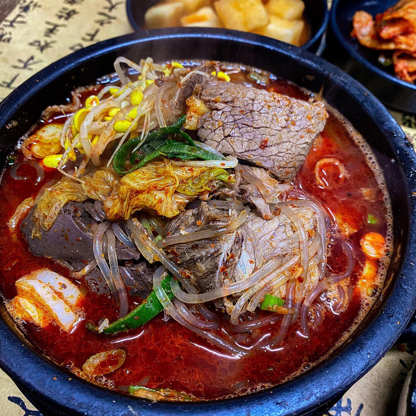 _
#제주여행식사기록 #제주은희네해장국본점 

전 날 윗세오름 등반으로 체력단련했으니 아침부터 든든히 먹을 생각으로 은희네 해장국을 선택! 
부드러운 선지와 퍽퍽하지 않은 소고기, 쫄깃한 당면, 아삭한 배추와 콩나물까지 여러 재료가 어우러져 고기 국물이 칼칼 하고 달달해서 맛있었고 양도 어마 무시하게 많았다. 
다음에도 기회가 되면 해장국 또 먹고 든든뜻뜻하게 여행해야겠다.😏