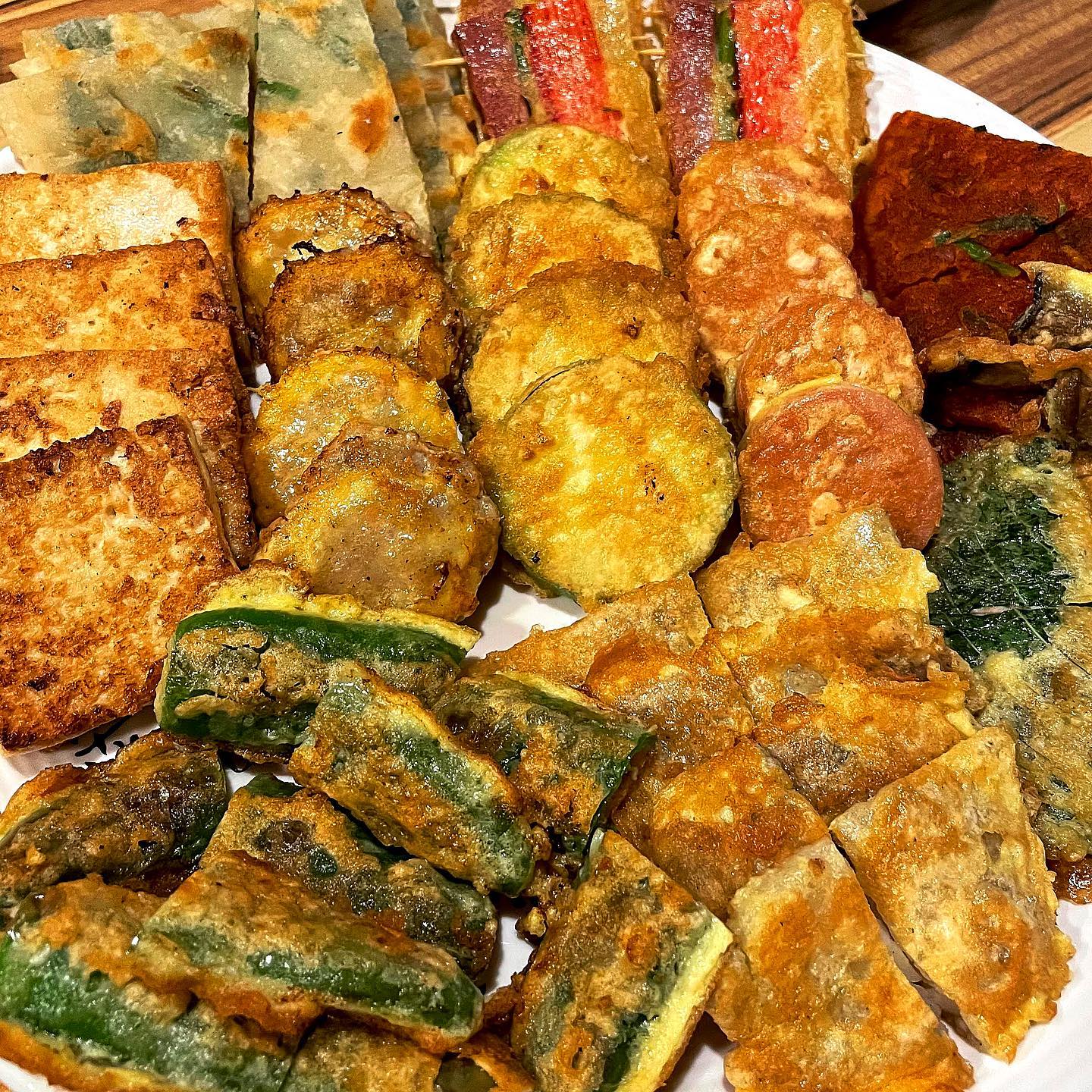 [춘천] 이차전

모듬전

오늘 같이 하루종일 비가 내리는 날엔  전에 막걸리 먹어줘야 하는거 다들 아시죠!
사장님 부부가 운영하시는 가성비 대박 맛집✨
고추전, 깻잎전, 동태전, 동그랑땡, 호박전, 두부구이, 장떡, 산적, 햄전, 부추전 총 10종류가 큰 접시에 가득 담겨져 나와요😋
주문 즉시 구워 만드셔서 바로 나오기 때문에 따뜻한 전을 맛 보실 수 있어요!
전은 역시 바로 만든 전이 최고❣️
참고로 찌개류, 구이류, 볶음류도 있는데 두부버섯찌개 JMT‼️
아쉽게도 사진을 못찍었어요..😅
저는 알밤막걸리 뿌시고 왔는데 인님들은 무슨 막걸리 좋아하시나요?
#이차전