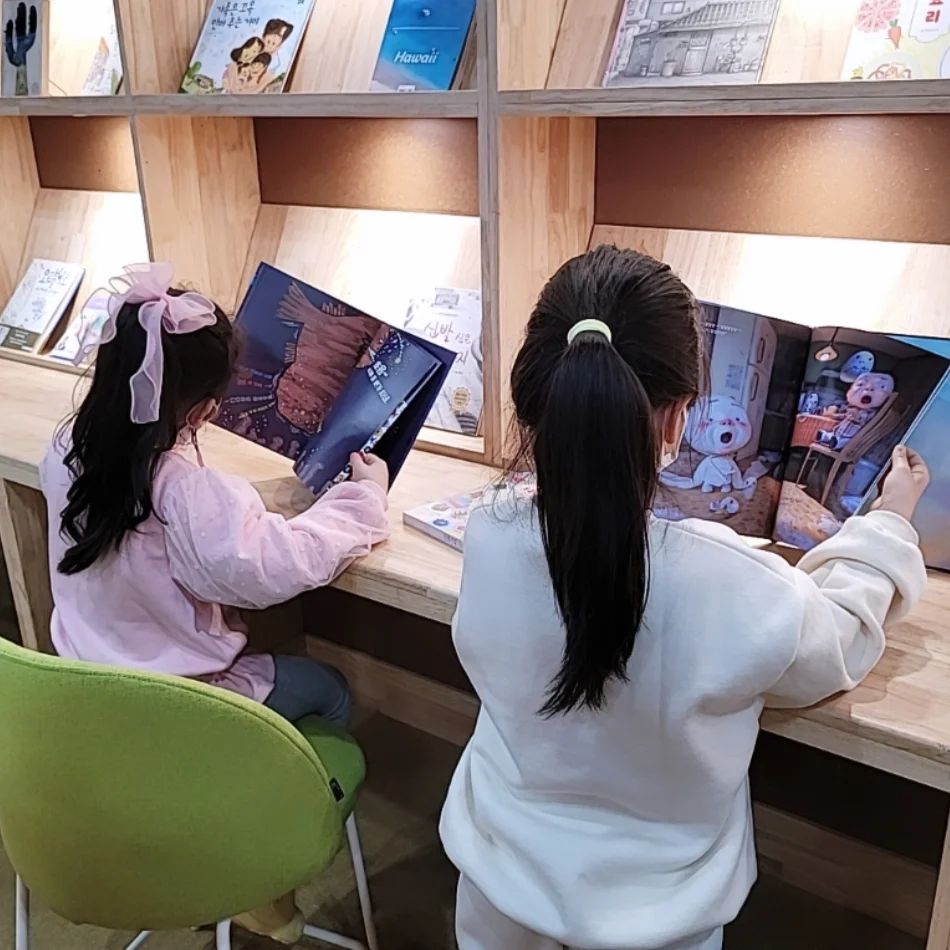 #나만알고싶은도서관 🤫

나는야 꼬마디자이너 마지막수업😭
아이들이 재미있었다고 더하고 싶다고 하니 아쉽지만 고마웠던 수업💯
오늘 하루도 알차게 꽉꽉 채운하루✌️
함께라서 행복했던 한주 🥳

#민하언니는_사랑입니다 😍
#늘감사합니다
#예비초2 #다독보다탐독 🧐
#독서스타그램 #독서챌린지 #너도참여시킬껄그랫나 🤣