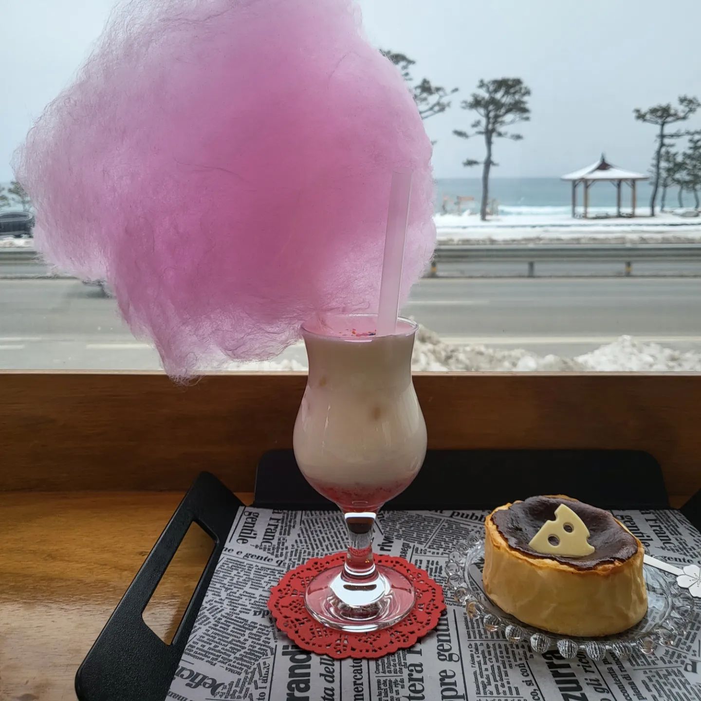 설날을 양양에서
나 홀로 카페와서 놀기
날씨는 꾸물꾸물
다들 낚시한다구. 추운 방파제에 앉아
낚시중
나는 낚시 체질이 아님
양양카페 순례
ㅋㅋㅋ 

#양양카페 #겨울바다
#설날은카페 #정암148
#바다뷰 #루프탑카페
#육아소통 #아들스타그램 #육아
#육아소통그램  #아들바보 #초등맘
#육아일기 #육아맘 #선팔 #맛팔
#선팔하면맞팔 #선팔 #줌아줌