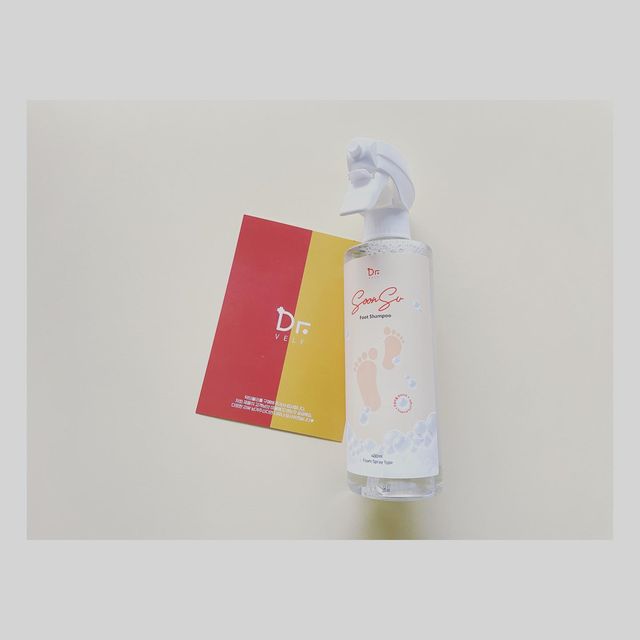 @uglymoglygigly on Instagram: "<닥터블리 순수 풋샴푸>

 멍게발팩으로 발팩 1위를 한 닥터블리에서 새로 출시한 풋샴푸에요. 1000여가지 프리미엄 향을 테스트 한 후 개발한 시그니처 향기가 총 세가지 입니다. 

-플레쉬 파우더향
-트로피컬 썬라이트향
-멜로우 머스크향

 제가 사용해본 제품은 👉트로피컬 썬라이트 향으로 향에 엄청나게 민감한 1인인데 전혀 거부감이 안드네요. EWG 그린등급으로 민감한 피부도 사용가능 하게끔 순한 성분으로 만들어져서 그런가봐요. 영양 성분이 풍부한 제주 산방산 탄산온천수 함유로 사용 즉시 촉촉함이 느껴져요. 

천연 녹색 엽록소 '클로로필'이 각질과 노폐물을 제거해 악취를 개선하고 가려움을 완화해 줍니다. 

가장 큰 장점은 첫째도 둘째도 간편함 이에요! 허리 굽히지 않고 칙칙 뿌리면 풍성한 거품이 생기면서 양발을 문질문질하면 짜잔 하고 바로 보들보들 해집니다. 
아이부터 임산부까지 사용할 수 있는 안전한 성분은 말할 것도 없구요. :)

닥터블리 순수 풋샴푸 구매링크
👇👇👇👇👇👇👇👇
bit.ly/soonsufootshampoo

#광고#닥터블리#풋샴푸#순수풋샴푸#풋케어#발샴푸#발관리#발케어#발냄새완화#발냄새제거#가려움완화#멍게발팩#풋클렌징#인생풋샴푸#풋샴푸추천"