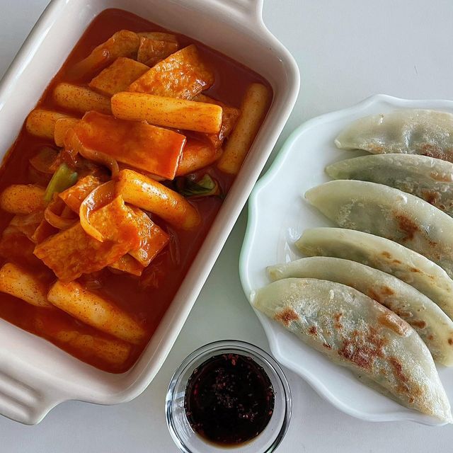 잘 먹는 펭귄🐧 #먹스타그램 on Instagram: "#설성목장 #제품제공 
깔끔하고 깊은 맛의 떡볶이🍡를 집에서🏠드시고 싶으시면😻~ 사골육수로 우려낸 국물을 바탕으로 한 매콤한 떡볶이 추천드릴게요🥰🎄

메뉴📝
설성목장 한우사골육수 떡볶이
설성목장 납작 군만두

제품 링크🔗
떡볶이 링크
https://m.sulsungmall.com/goods/goods_view.php?goodsNo=1129
납작 군만두 링크
https://m.sulsungmall.com/goods/goods_view.php?goodsNo=665

한우사골육수 떡볶이 ⭐️⭐️⭐️⭐️⭐️
원래 설성목장이 고기로 굉장히 유명하잖아요😆❤️~ 사골육수라 떡볶이 국물이 너무 부드러웠고~
조미료로 낸 맛이라기보다~ 부드럽게 매운 맛이더라고요😻❤️~! 떡도 너무 뽀얗고 쫀득하고 제가 좋아하는 쌀떡의 맛이었어요😙

납작군만두 ⭐️⭐️⭐️⭐️⭐️
겉바속촉 그 자체였어요😆❤️
만두피 겉이 파삭하고~ 안에 야채 고기가 정말
담백하고 짭조름해서😙🥟 계속 집어먹는 매력이 있더라고요☺️☺️

강추❤️❤️
솔직히 제가 먹은 밀키트 냉동식품 중~ 엄청 건강한 맛이라 너무 좋았고😆! 제가 조미료 맛 많이 나는 거를 별루 안 좋아한데~🥰 깔끔하게 매운 맛이 나면서 사골 맛이 좋더라고요😙 글구 군만두가 대체제품으루 온 거였는데~🤩 넘 맛있어서 어제~
떡국하고도 먹었네요😄
#떡볶이 #떡볶이밀키트 #밀키트추천 #떡볶이스타그램 #군만두 #군만두밀키트 #맛스타그램 #먹스타그램 #좋아요 #좋아요반사 #food #ddeokbokki #instagram #likesforlike #다이어트 #유지어터 #유지어터식단"