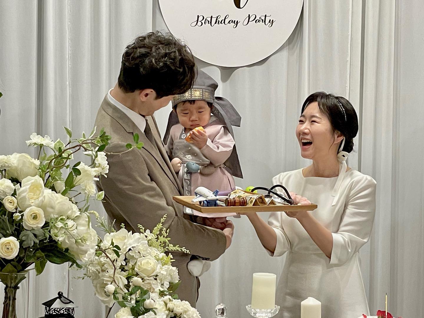 나도 #돌끝맘✌🏻️ 
스냅사진은 3-4주나 걸린다는데 현기증나😵😵‍💫
트로트가수 이진관님의 축가와 많은 축하를 받았던 
도윤이생파🎉

#사랑받기위해태어난도윤
#엄마는마음에안드는마우스