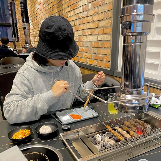수진 on Instagram: "#협찬 데굴데굴 굴러가는 맛있는 양꼬치가 있는 나궁양꼬치😋 너무 오랜만에 먹어서 폭풍 흡입하구 왔네요🐷 양 특유의 잡냄새도 없고 오픈주방이라 믿고 먹을 수 있었답