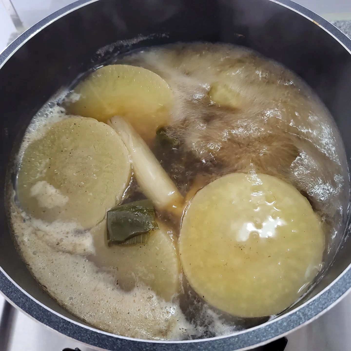 남편이 일본에서 먹은 편의점 어묵탕에 있는 무를 먹고 싶다고 해서 끓여봤어요😊
가쓰오베이스로 4시간을 푹~~끓여서 완성!!
똑같진 않아도 비슷하다고 하네용🥰
뿌듯✌️

#첫줄 #무 #요리 #집쿡 #푸드 #food #푸드스타그램 #홈쿡 #foodstagram #따끈한 #국물 #cooking #cook #좋반 #좋아요 #좋아요그램 #소통 #선팔환영 #선팔맞팔 #맞팔해요 #맞팔선팔환영