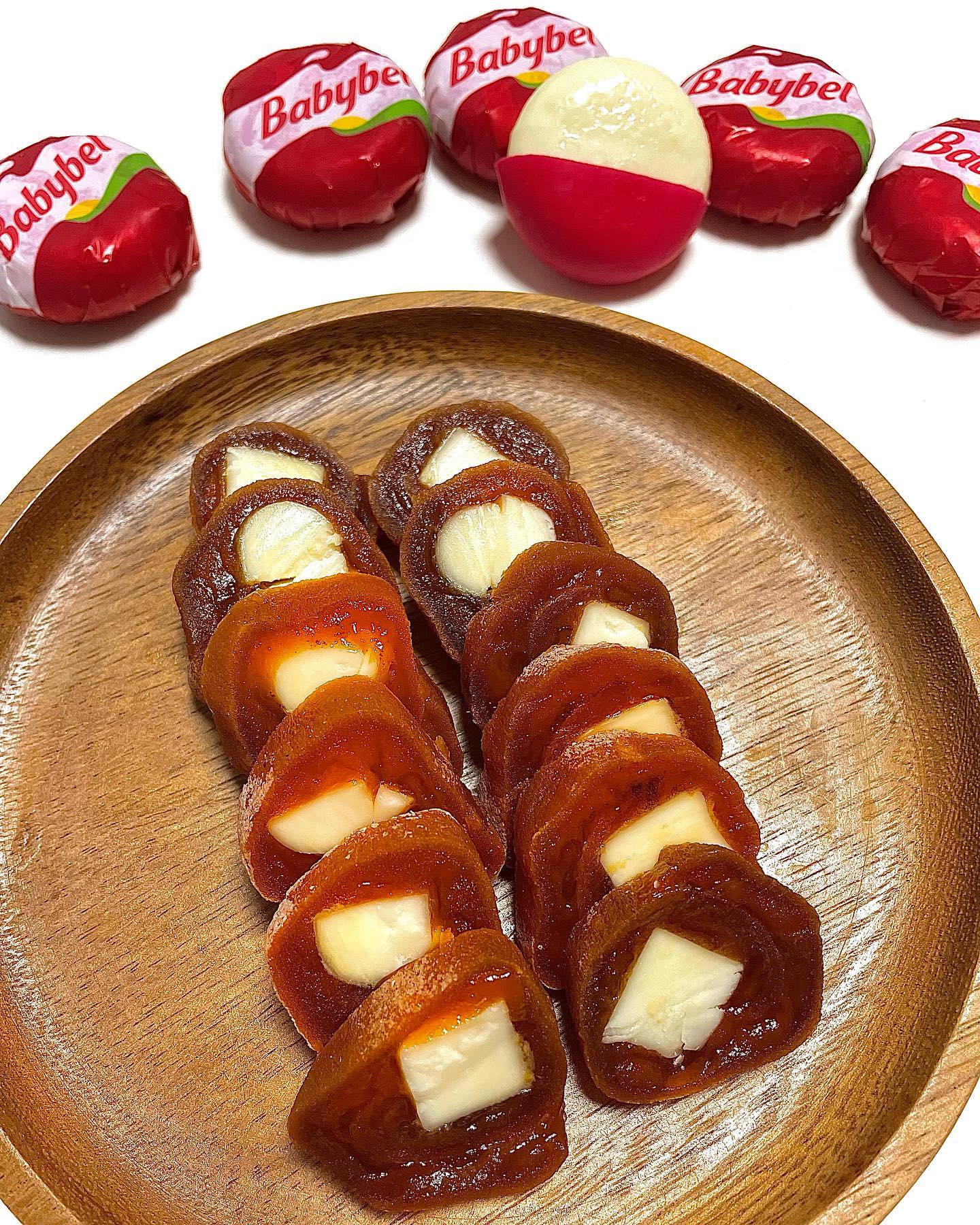 #제품제공 #베이비벨치즈
프랑스에서 온 100% 자연치즈🇫🇷🧀

평소에 너무나도 먹어보고 싶었던 치즈였는데
좋은 기회로 체험 해봤어요 :D
코스트코 치즈로도 아주 유명한 제품이에요

곶감 안에 베이비벨 치즈를 쏘오오옥❗️
곶감치즈말이 만들어봤어요😊
달달한 곶감과 고소하고 풍미있는 치즈가 만나
아주 조화로운 맛의 디저트 탄생했어요👍

✅ 우유 함유량 98% 완전 꼬숩꼬숩
✅ 자연치즈 100% 쫀득한 식감과 진한 풍미
✅ 파라핀 왁스 포장으로 치즈를 더욱 촉촉하고 신선하게 보관
✅ 깔끔한 개별 포장
✅ 보존료❌ 착색료❌ 합성향료❌
 
#래핑카우 #신제품 #베이비벨 #미니베이비벨 #체험단 #치즈 #치즈추천 #코스트코치즈 #홈파티 #간식 #아이간식 #브런치 #와인안주 #술안주 #맛스타그램 #먹스타그램 #푸드스타그램 #일상 #데일리 #소통 #먹팔맞팔 #먹팔환영 #맞팔환영 #먹스타 #먹스타맞팔 #먹팔
