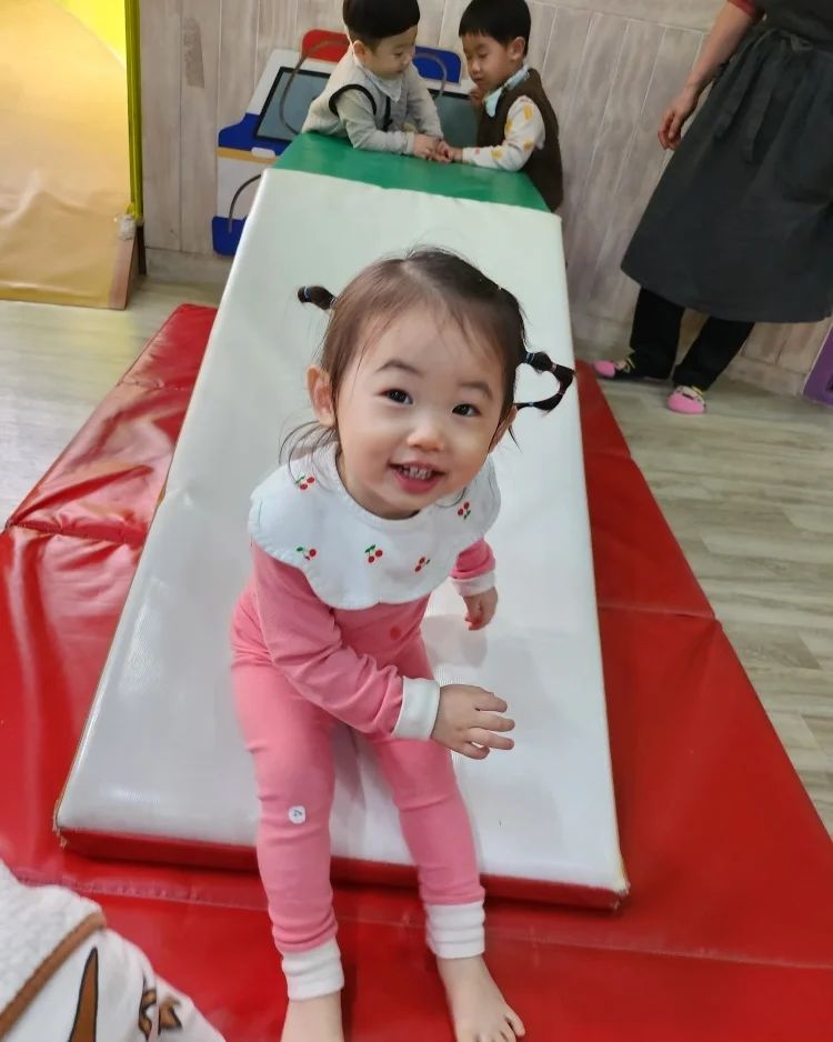 #지아피드 #생후582일차 #성장기록
.
.
슬기로운 얼집생활 🫶🏻
열이나도 아파도 컨디션 만렙....역시...내딸이댜..
엄마 걱정 덜하라고 너무 잘 놀아주는 애긔야..🥺
.
주말에는...아푸니까 집콕하고 놀아보쟈..🤍