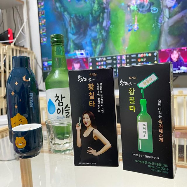미연 on Instagram: "#광고
요즘 롤에 미쳐 롤 방송 보면서 혼술을 하는데 1살 먹었다고 다음날 넘 힘들어서 #황칠타 로 숙취해결!!

오늘 안주는 명절에 만든 전 해결하기 위해 간단하게 준비했어🥹 
전이라고 하면 징글징글 하지만 소주랑 먹으면 괜찮지만 다음날 숙취가 또 걱정되잖아!! 
그래서 황칠타랑 같이 먹었어😎

#황칠타코리아 는 해남, 강진, 완도에서 약 40만평 이상의 대지에서 황칠을 재배한답니다 ~
황칠나무는 나무계에 인삼이라 하여 인삼나무라는 별칭을 가진 만병통치약이라는 학명을 가지고 있어서 그런지 소주에 타먹으면 알코올향이 살짝 날아가 부담없이 드실 수 있닷!!
목넘김이 부드러워지고 숙취가 없는 깔끔한 음주를 즐기실 수 있어서 매일 먹을 수 있을 것 같아🍻

황칠타 덕에 평일에 술 먹어도 머리도 안 아프고 개운하게 출근할 수 있어서 좋았어❤️

💡 [ 섭취 방법 ] 💡
☑️소주 1병당 1포 타서 먹어도 됨
☑️음주 전, 후 한 포씩 그냥 먹어도 됨 
단, 그냥 먹기 힘든 분들은 물에 타서 먹을 수 있음
☑️이건 꿀팁인데 안주 요리할 때 한 포 넣어 요리하면 잡내 사라지고, 숙취에 좋음❤️

#광고 #숙취해소제 #숙취해소법 #숙취해소 #소주숙취해소제 #음주후숙취해소제 #숙취해소제추천 #숙취해소제소주 #음주전숙취해소제 #숙취해소제언제 #인삼나무 #숙취제 #소주에타먹는숙취해소제"