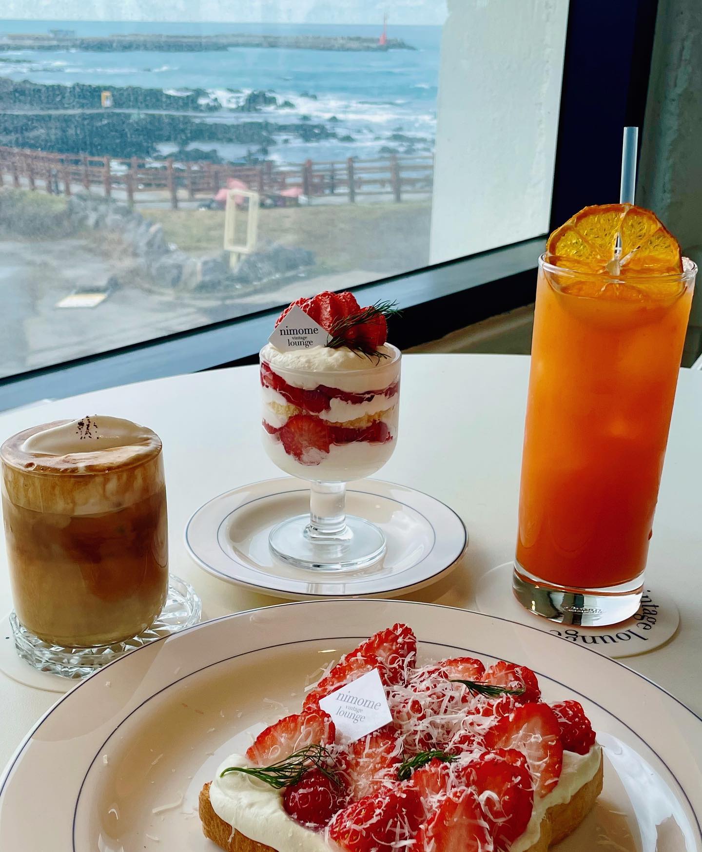 🍓돌아온 딸기의 계절 가야하는 곳🍓
생딸기 디저트 + 오션뷰 + 빈티지한 공간까지 말해모해〰️

🌀 니모메 빈티지 라운지

📍 제주 제주시 일주서로 7335-8

✔️ 생딸기 오픈 토스트 ₩ 11,000
  생딸기 티라미수 ₩ 8,000
  오! 당귤 주스 ₩ 7,000
  카멜 비엔나 ₩ 7,000