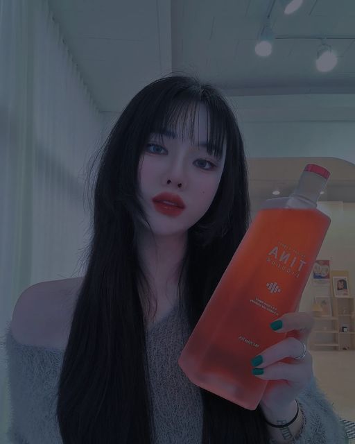 __빛::비_________________ on Instagram: "술먹으면 티나 안티나?🥂

🍓딸기맛과 새로 출시된 🍋레몬맛에 16도의 적당한 도수라서 술술 넘어가는 맛ㅎㅎ 저는 얼음보다 스트레이트를 선호해요 캬아~ 향도 너무 좋아☺ 병 밑에 버튼을 누르면 은은한 조명이 켜져 더욱 분위기를 살려줘서 파티나 특별한 날에도 딱이고 술이 더 달아달아❤ 다 먹고 빈병을 무드등으로 이용할 수도 있는 1도 버릴게 없는 티나🤞

💮티나 리큐르💮
“빛을 밝혀보면 당신의 삶도 밝아진다” 

@tina.insta.kr #협찬 #서포터즈

#티나 #티나리큐르 #램프리큐르 #칵테일 #칵테일추천 #클럽파티 #송년회 #크리스마스파티 #캠핑용품 #연말파티"