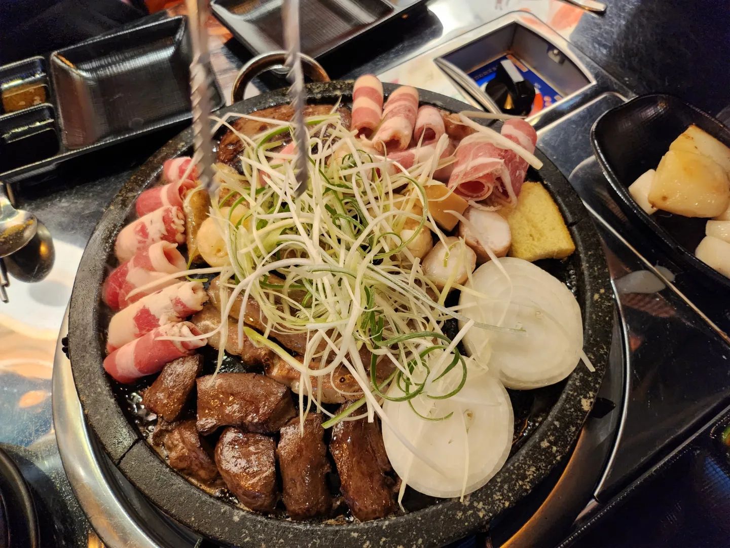 #협찬 #동춘돌곱창루원시티점 #곱창맛집 #대창 #염통 

매번 고기만 먹다가 소곱창 먹으러 다녀왔어욥~~!!
오랜만에 인스따~~ ㅋㅋ
다시 집쭝~ 새해 복 많이 받으세요
곱창에 곱도 풍부하고 가짜 곱이 아닌 진짜 곱이 가득 들어있고
곱창,막창,염통 못드시는 분들위해서 우삼겹이랑 수제소떡갈비도 있어서 걱정 없더라구요
저희 아이들은 막창만 먹다가 처음간거라 ㅋㅋ 잘먹으려나 고민했는데

어디 유튜브에서 곱창 안자르고 먹는거 보고 온 둘째녀석 따라하려다가 치아가 안따라줘서 낭패 ㅋㅋㅋ

첫째는 염통사랑 저는 대창사랑
맛있게 먹고왔답니다♡