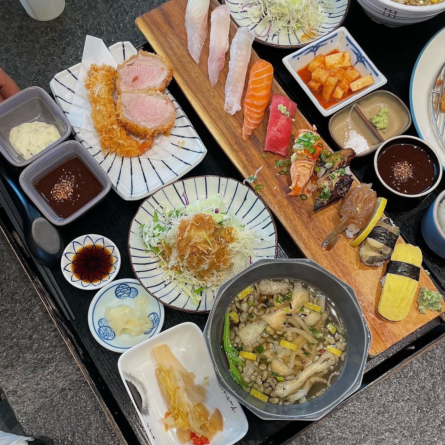 #창원맛집#사야카츠

*사야카츠 방문 후 앨리브 카페 이용 시 10퍼센트 할인
*주차장 ㅇ 
*영업시간 11:30 - 21:00
  14:40 - 16:20 브레이크타임 /20:00 라스트오더

📄사야초밥 26.000원
초밥이 신선하고 비리지가 않아서 좋았어요 ♥️♥️ 가격이 좀 엥 할 수도 있는데 양이 생각보다 많았던 -.ᐟ 돈카츠도 굉장히 부드럽고 우동은 조금 짰습니당 잉잉 ㅠㅠ

📄모둠카츠 17.000원
오.. 진짜 이거 너무 맛도리
특히 치즈카츠가 제일 맛있었어요 ㅠㅠ 안에 치즈도 가득 들어있고 고기도 부드러워서 계속 먹게 되던 ,.🥹🥹 
+소스로는 소금이랑 와사비, 돈카츠 소스를 주던데 안심카츠 소금에 찍어먹으니까 잘 어울리더라구요? 
아 근디 이 모둠카츠엔 콜라가 좀 필요할 것 같아요 ㅎ( 물론 내생각만 그럴 수도 있음 )

📄김치치즈나베 13,000원
국물고ㅓ 치즈 , 돈카츠 모든 게 조화로웠던 ㅎㅎㅎㅎㅎ 치즈가 너무 많으면 물릴 수ㅜ가 있는데 적절하게 있어서 끝까지 먹게 되더라구요 ㅎ 

암튼 .ᐟ 오랜만에 피그 웰컴 방문 앤드 귀산 방문 ~~☺️☺️ 
역시 콧바람 쐬기에는 귀산이 짱이네요 ♥️♥️ 창원 놀러 오시는 분덜 귀산 방문 추천입니닷 ^0^~~
늦었지만 모두들 새해 복 많이 받으세요 ❤️🧡💛💚💙💜

#마산맛집추천 #창원맛집추천 #귀산맛집 #귀산돈카츠 #마산여행 #마산맛집 #마산가볼만한곳 #귀산