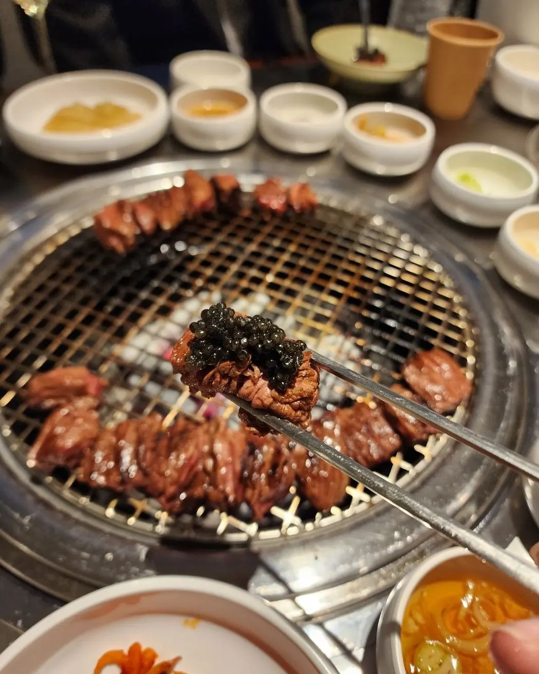 힙한 느낌 가득한 청기와타운
딱 알맞게 구워주는 소고기에
비밀이야부티크의 캐비어 가득 얹어
입안에서 즐기는 호사

안창살부터 수원왕갈비, LA갈비 
다 너무 맛있고 김에 올려먹는 육회에
무생채볶음밥은 꼭 꼭 먹어야되는 메뉴

가까이에 청기와타운 선릉점 오픈해서
넘 좋아~

#선릉역회식 #선릉역와인 #선릉역고기집 #선릉갈비 #청기와타운 #청기와타운선릉점 #LA갈비맛집 #선릉육회맛집 #선릉갈비맛집